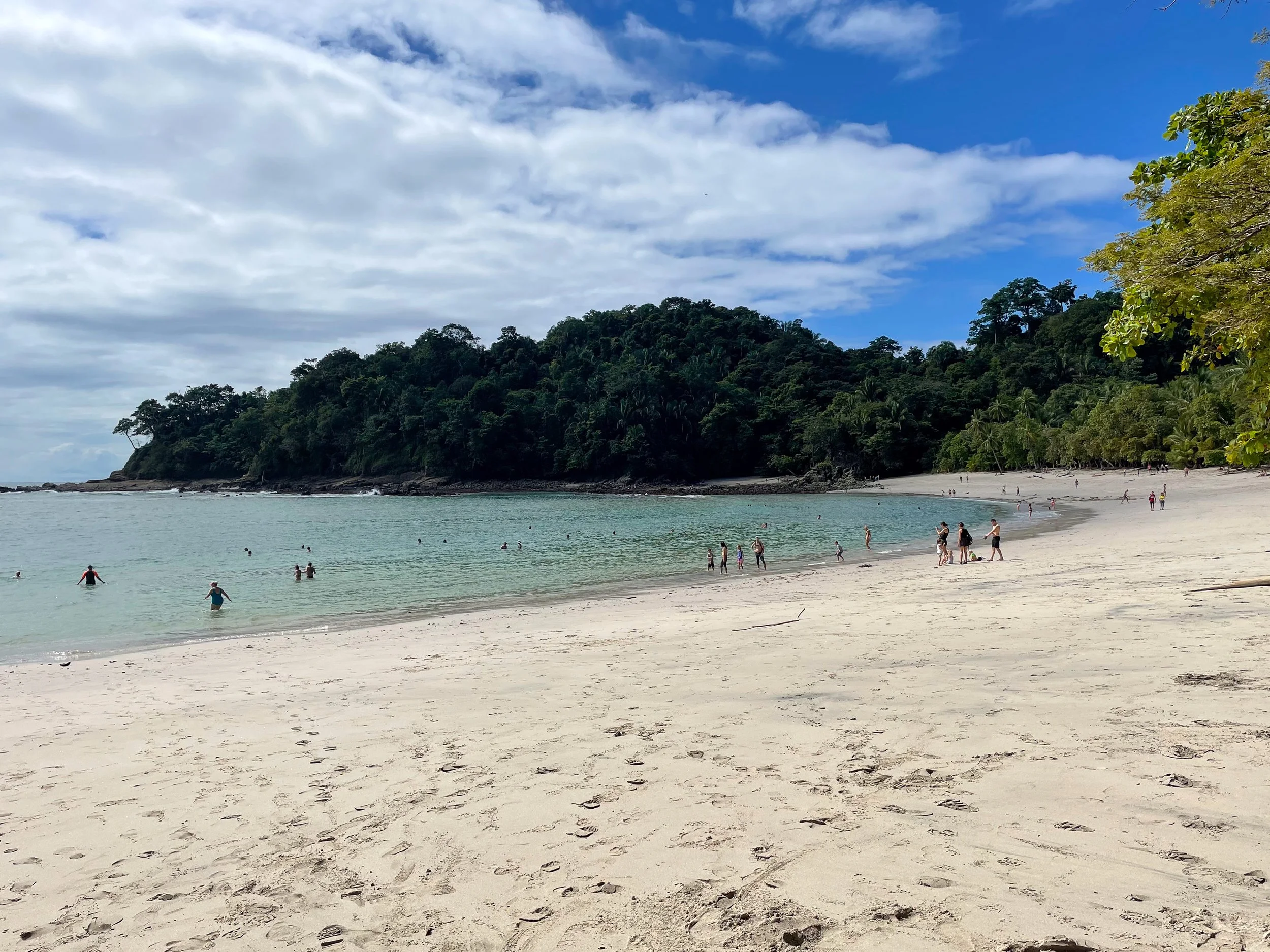 Manuel_Antonio_Beach_01.jpg