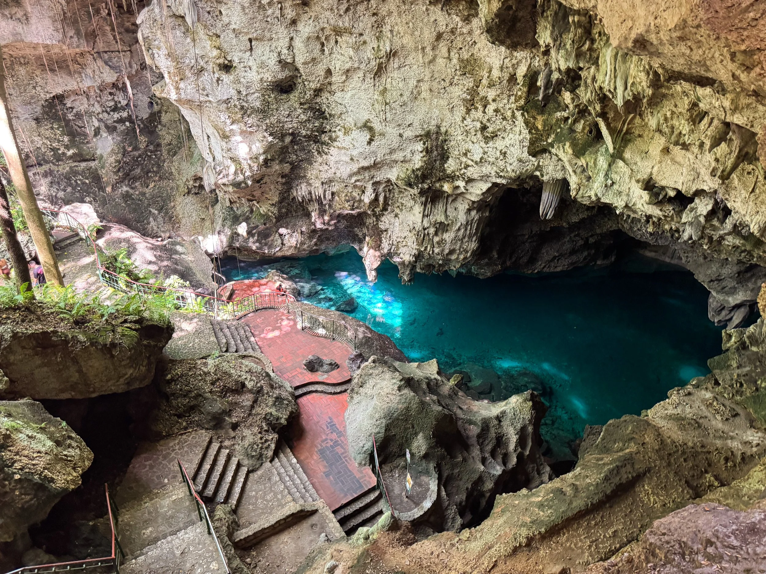 Los_Tres_Ojos_02.jpg