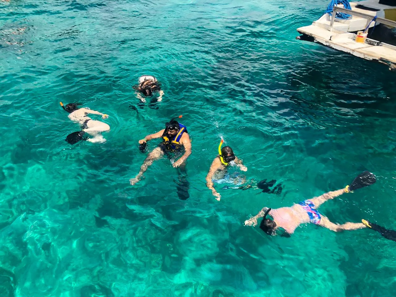 The_Gilis_Snorkel_Tour_05.jpg
