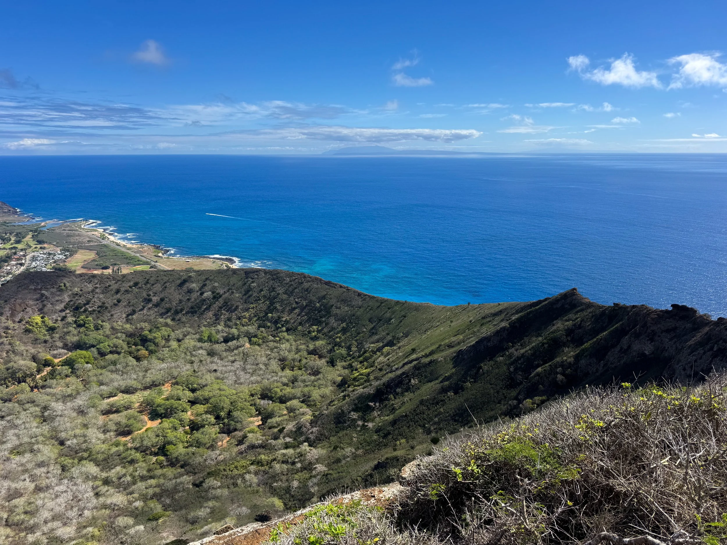 Panoramic coastal view from Diamond Head overlooking the Pacific Ocean and Oʻahu shoreline.
