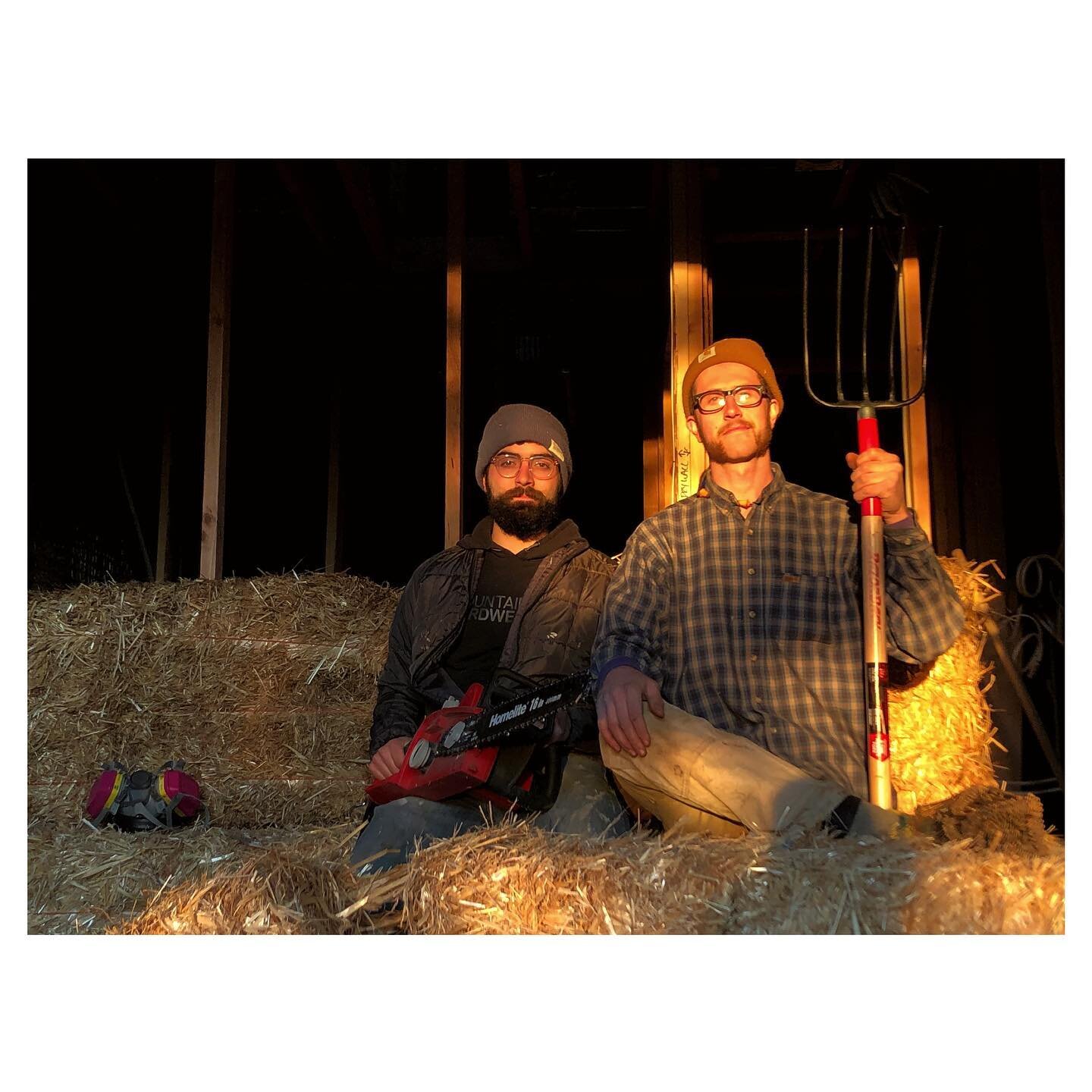 Spooky builders! We&rsquo;re back at the Strawbale this week. Brandon and Joe are a super team slamming and carving bales and stretching mesh to shape walls and prep for plaster.