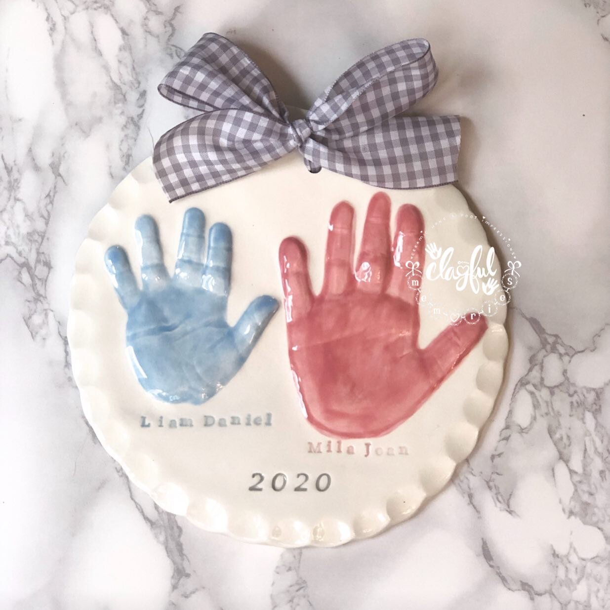 I love this sibling plaque using traditional colors! If you look closely, you can see that this is a pop out piece. This was made with the mail order kit, which can be purchased on my website (link in bio).

#siblings #hands #babyhands #babies #memph