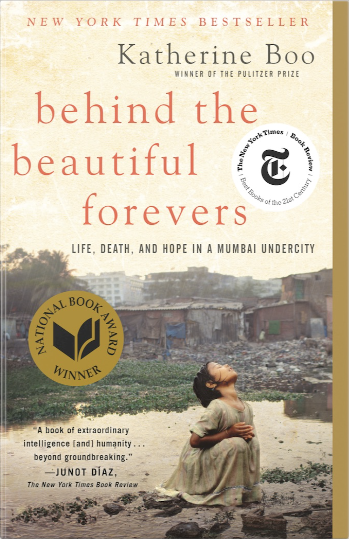 Behind the Beautiful Forevers: Life, Death, and Hope in a Mumbai Undercity (Soft Cover)