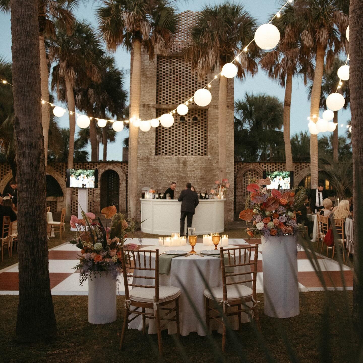 When the sweetheart table looks good from every angle 

Venue: @stateparkatalayacastle
Florals: @lifeinbloom
Rentals: @eventworksrentals
Lighting: @mclightingandsound
Photographer: @haileydavisphoto
Entertainment: @chrisjamesentertainment
Catering: @