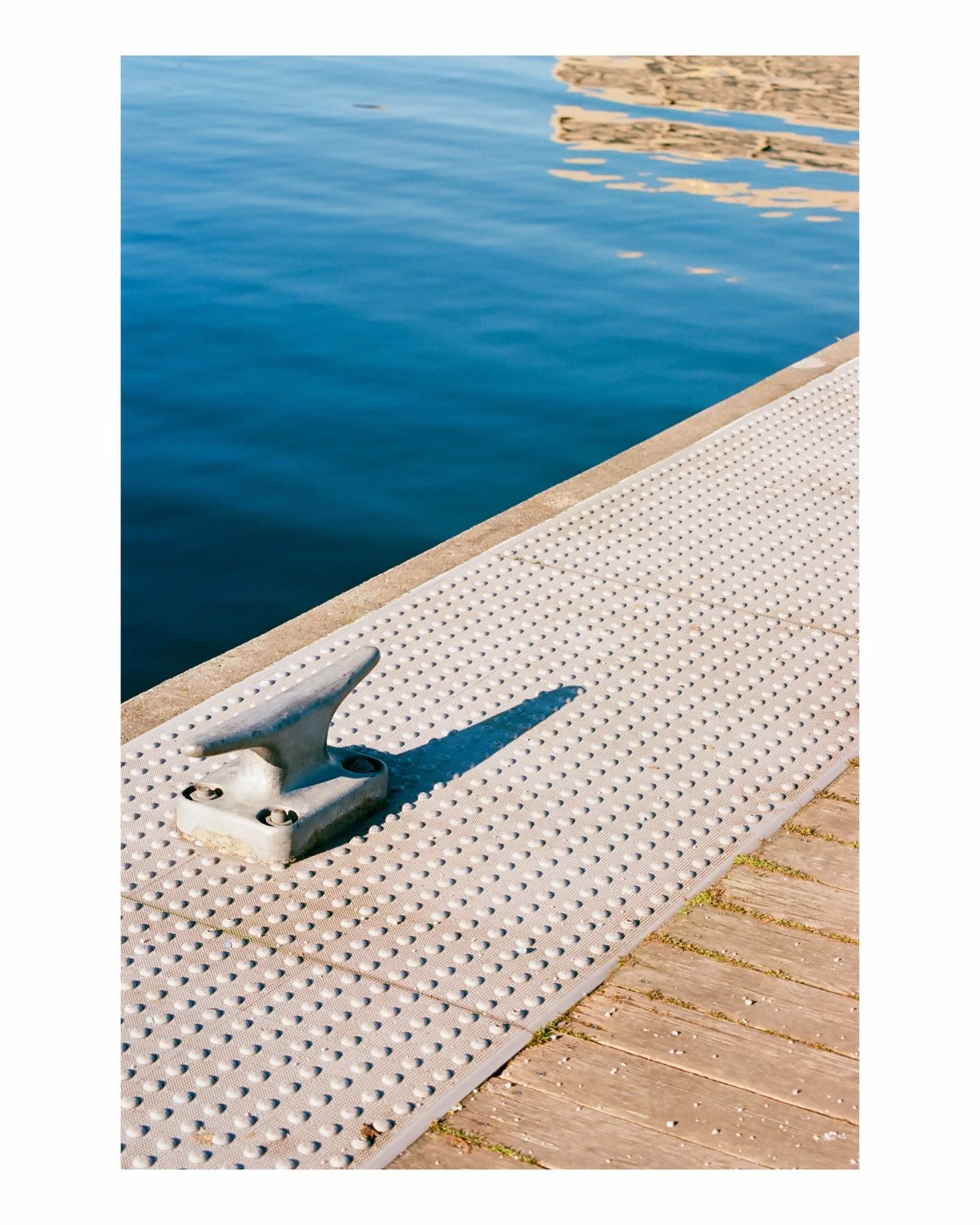 Gotta love the blues of a sunny winter day in Seattle☀️ Shot on @kodakprofessional Ektar 100 film 🎞️

Developed by @pandalabseattle