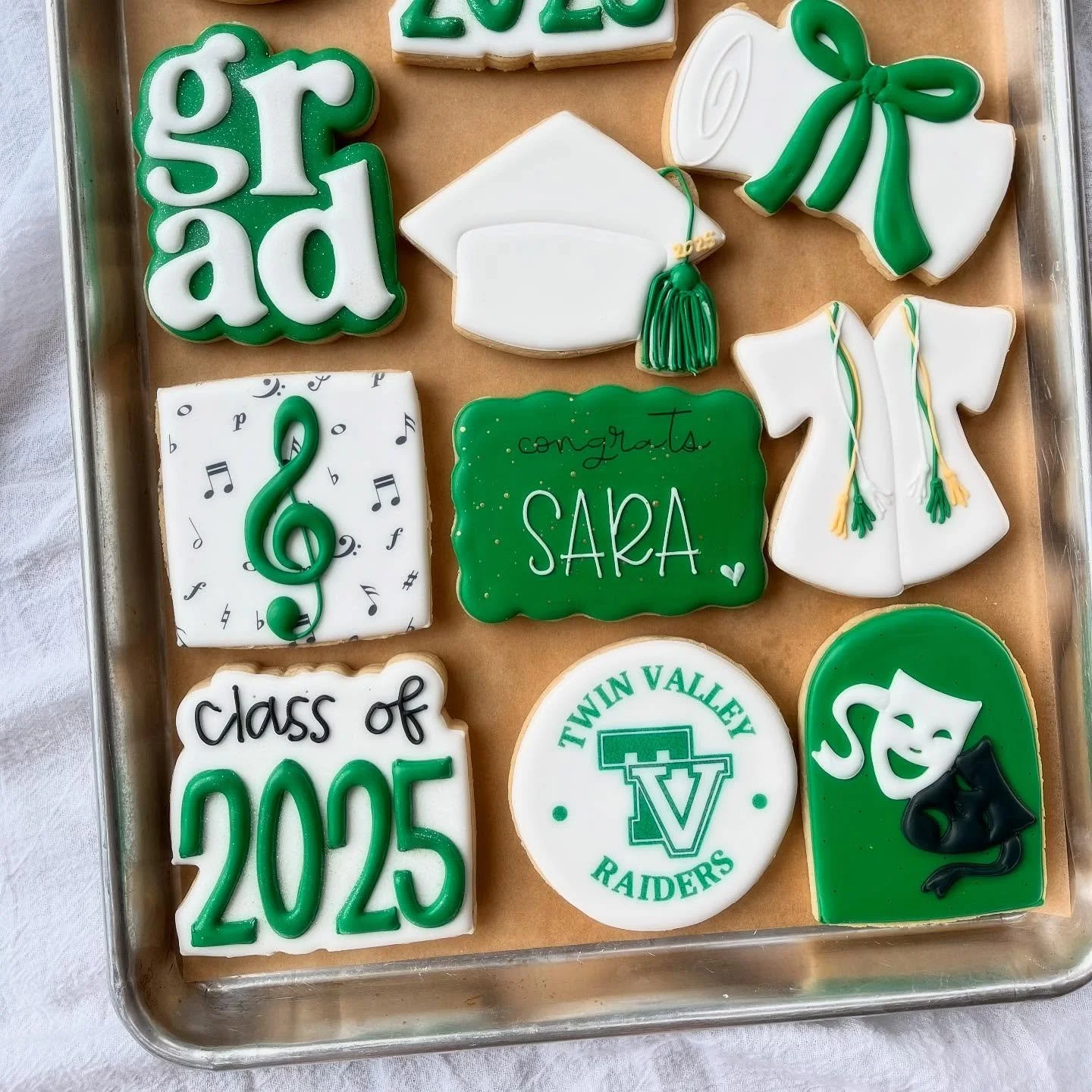 It&rsquo;s been a busy grad party season, and I&rsquo;ve loved celebrating with you! Congrats to Sara and her family on all of her accomplishments! 💚🤍Your community is cheering you on and wishing you the best at MU! 🖤💛

#gradpartycookies #gradcoo
