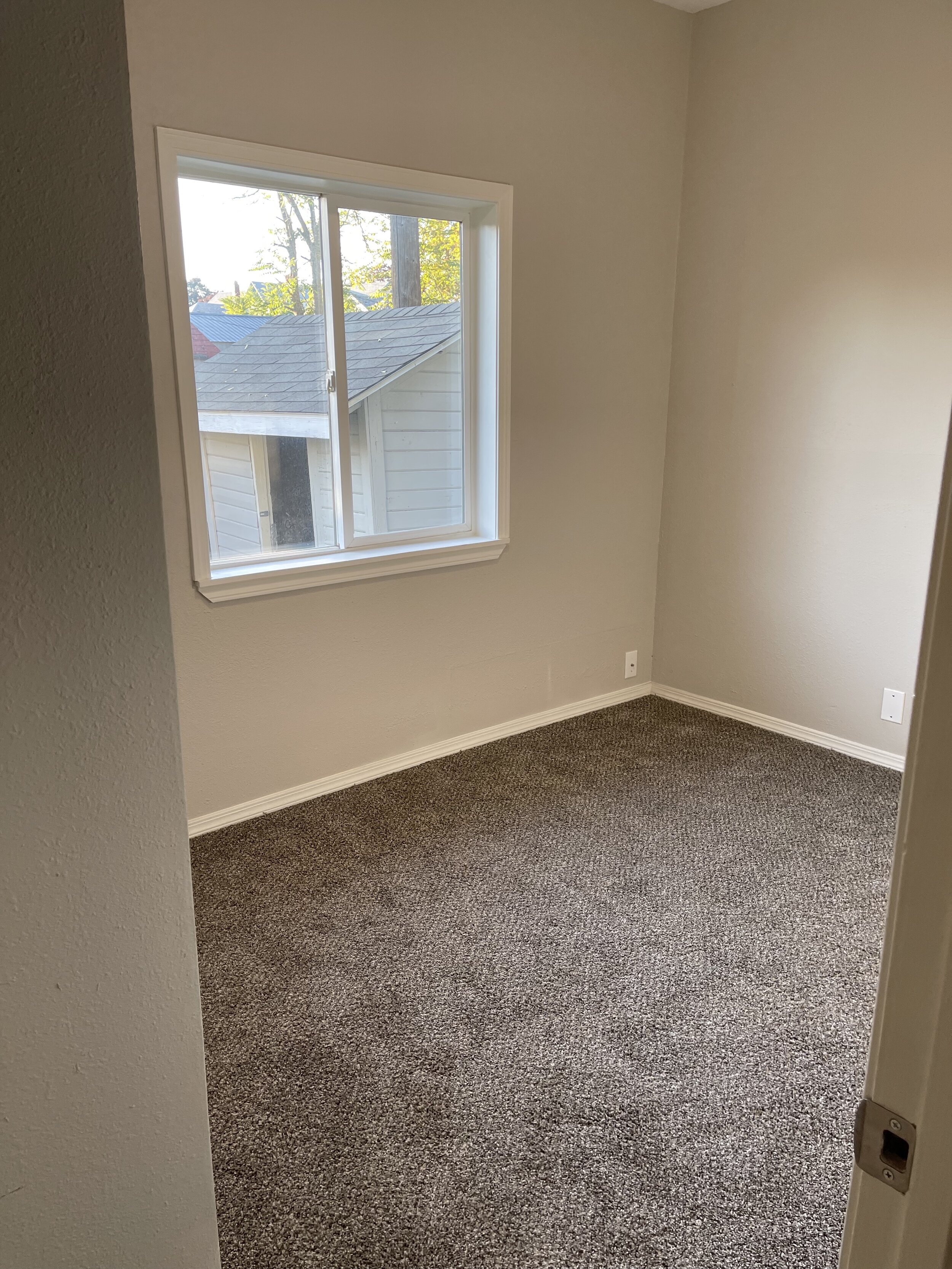 Back bedroom wouldn't fit a queen bed