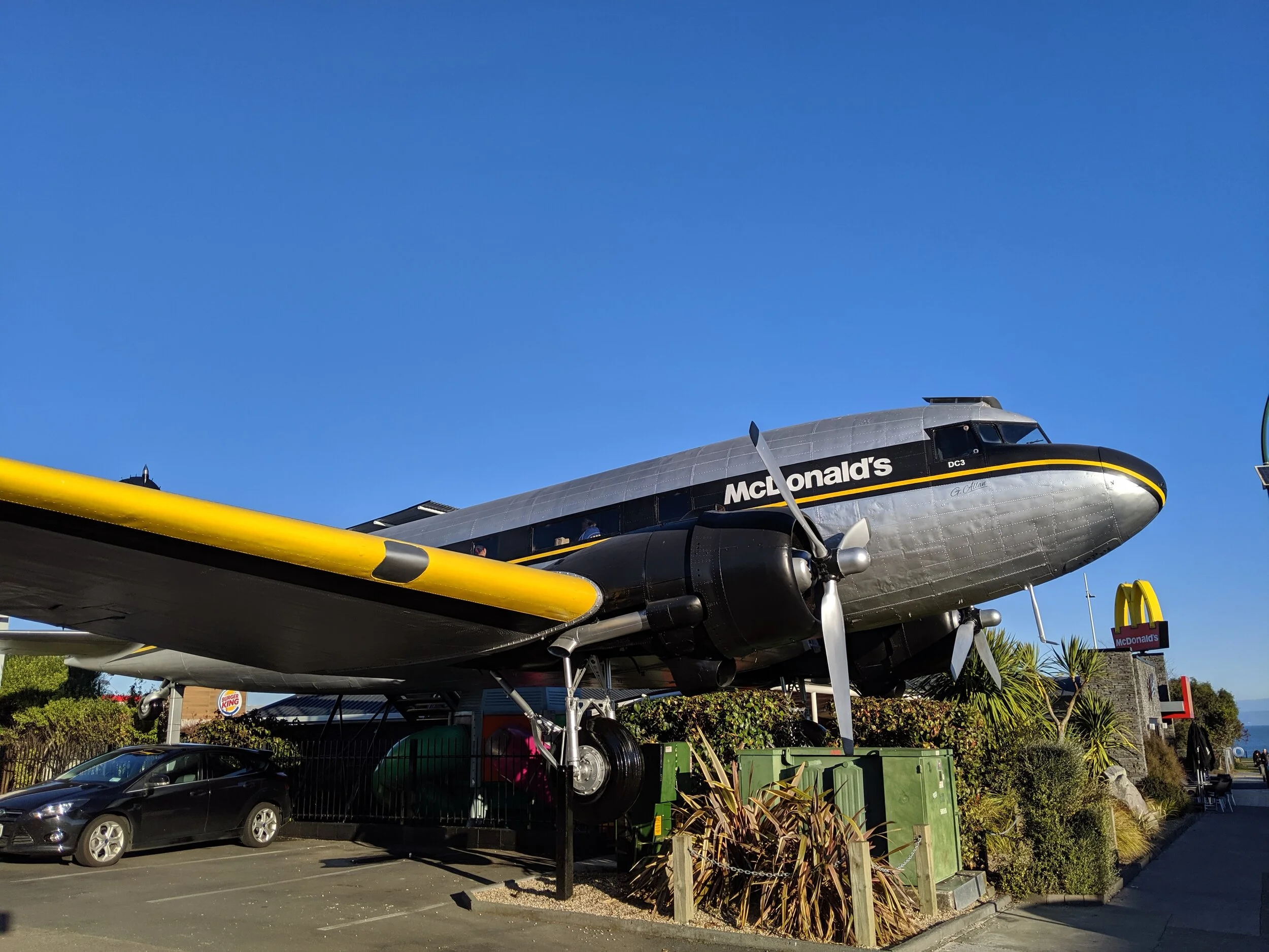 In Taupo (New Zealand) stands this unique McDonald’s restaurant. Yes, you can dine inside this real airplane that has been transformed into the dining area of this local restaurant.Source: Simon Beuse, 2021, New Zealand