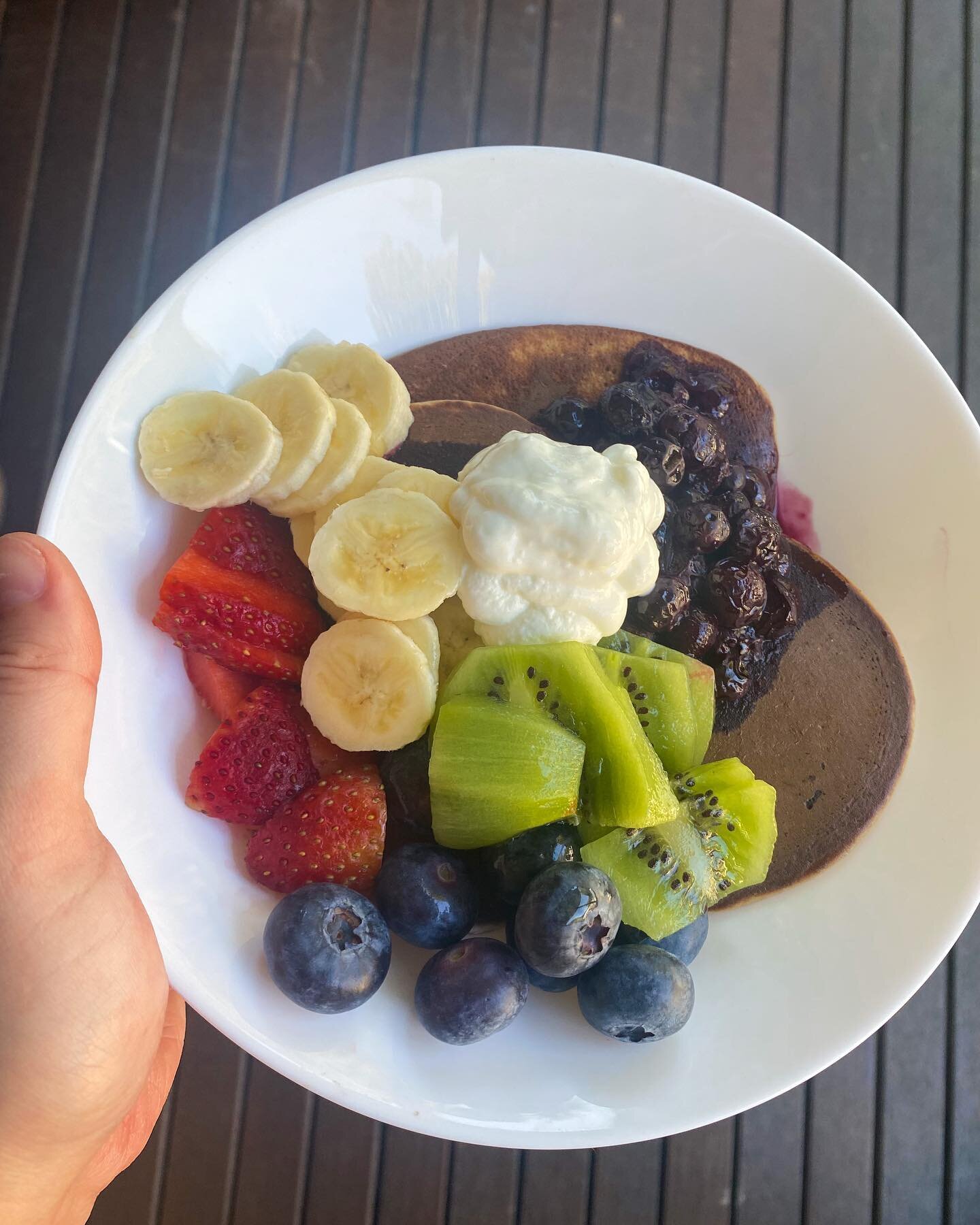 Taking a break from the usual porridge to enjoy some perfectly loaded protein pancakes. 

🥞 Protein pancakes made w/ @trueprotein choc PB powder, rolled oats, egg, chia seeds + vanilla.
🥝 Kiwi - great for the bowel movements.
🍓 Strawbs &amp; blueb
