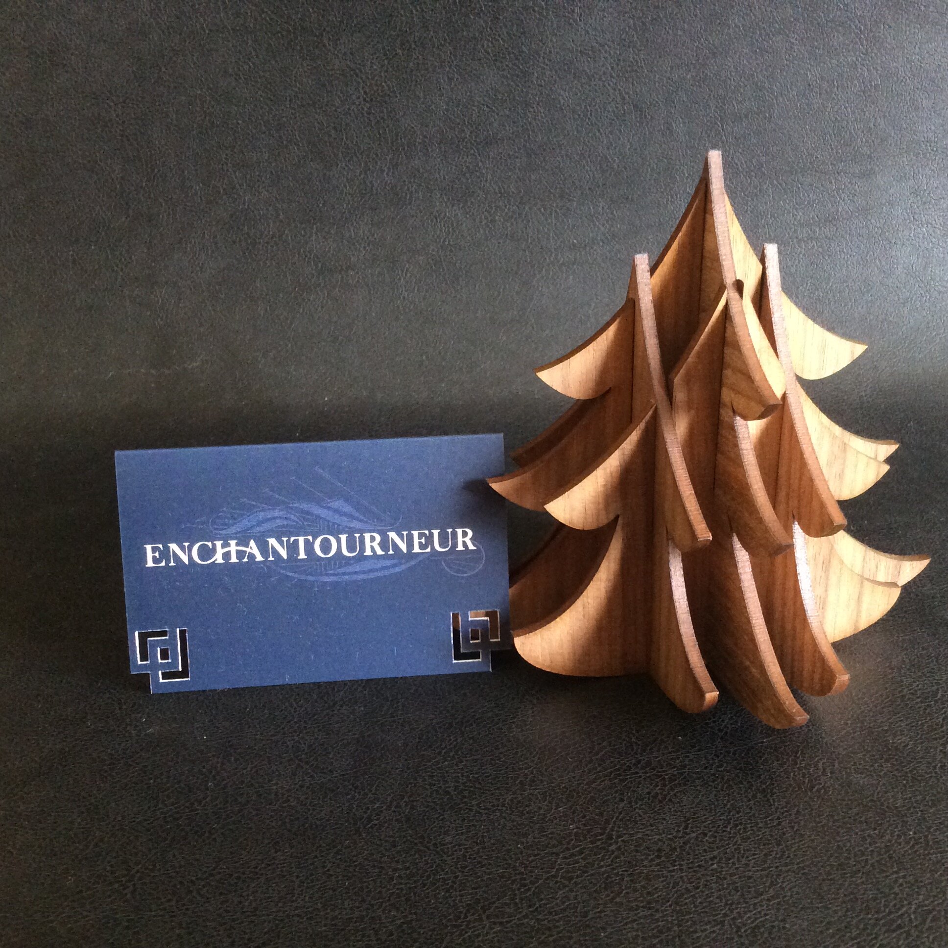 Enchantourneur_sapin_en_bois_noyer.jpeg