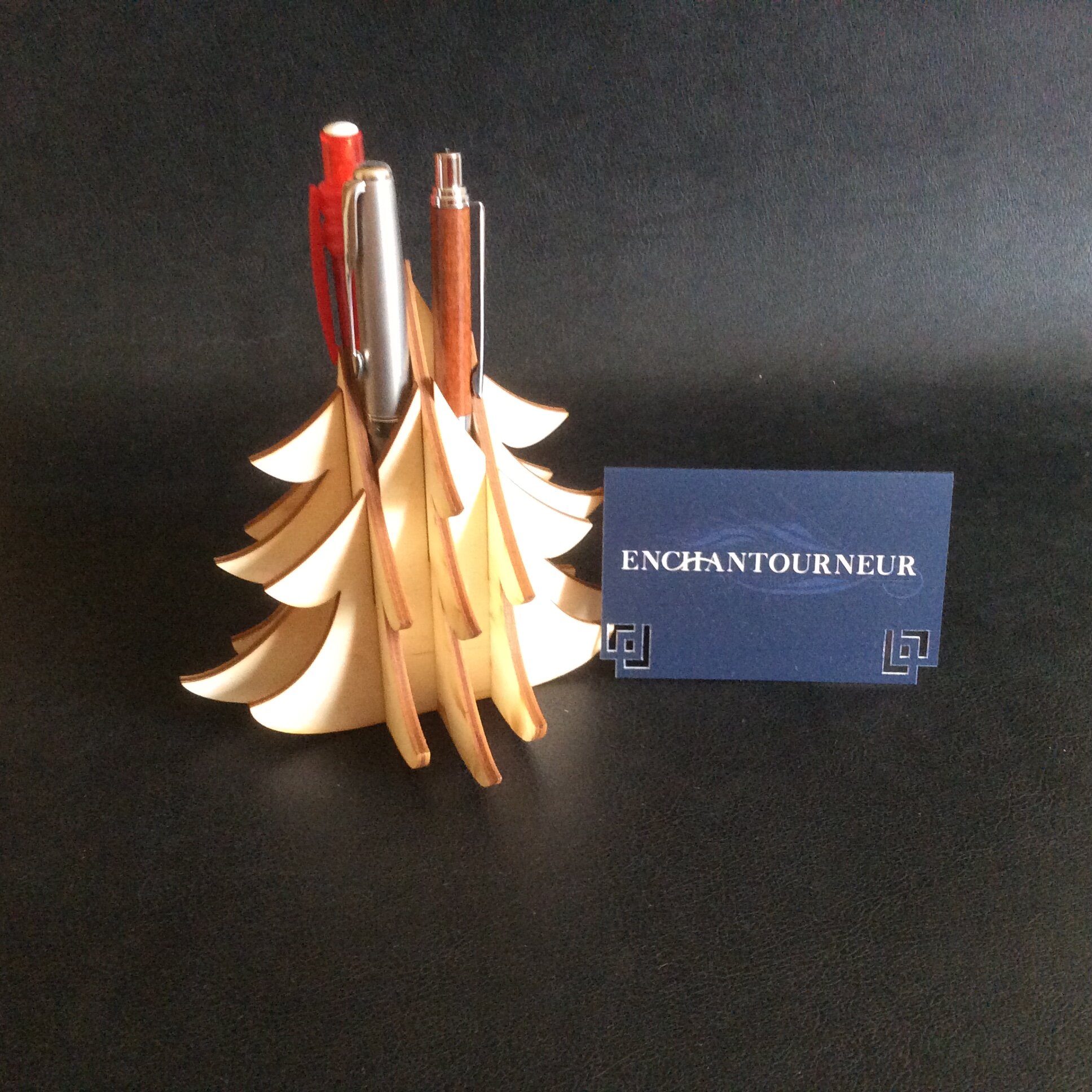 Enchantourneur_sapin_porte_crayon_en_bois.jpeg
