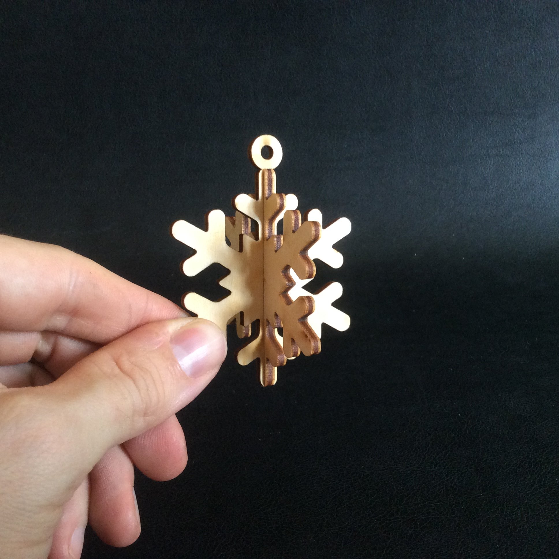 enchantourneur_boule_de_noel_en_bois_flocon_de_neige.jpeg