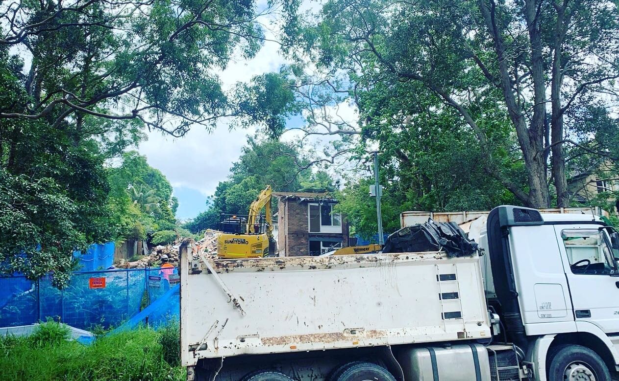 Active job sites are never pretty but they sure are super productive when Dynamic Demolition is there 🚜😁
.
.
.
.
.
.
.
.
.

#renovation #reno #renovationproject #renovations #garagereno #garagerenovation #homerenovations #renovationideas #garagedem