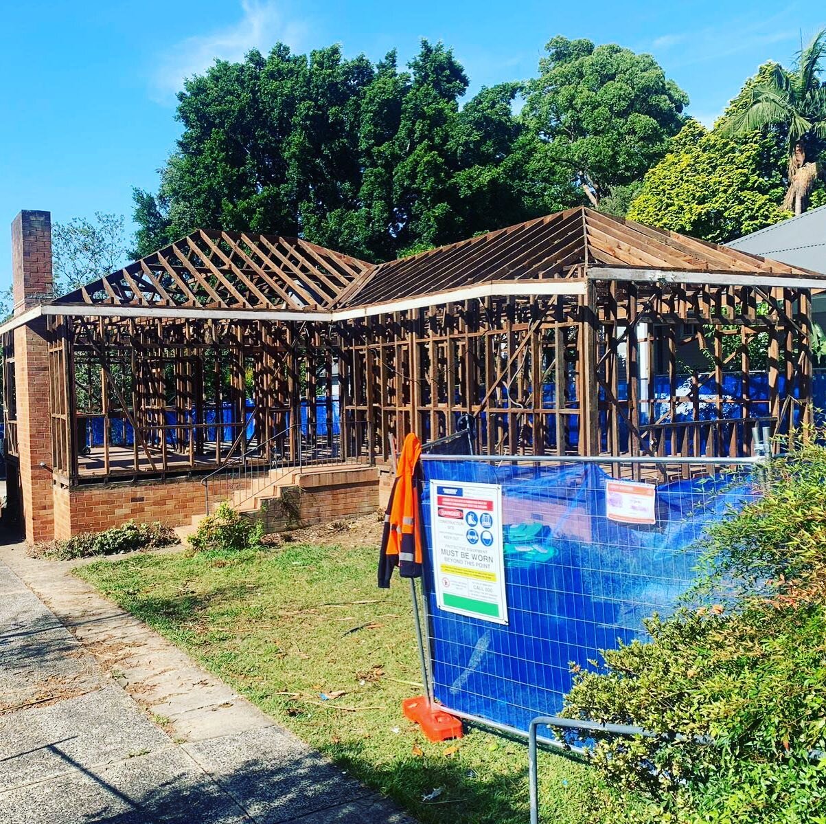 Asbestos houses are just another one of our specialties. We strip them down right to the frame and prepare them for any future works. 

For more information about our detail demolition work visit www.dynamicdemolition.com.au 😃
.
.
.
.
.

#renovation
