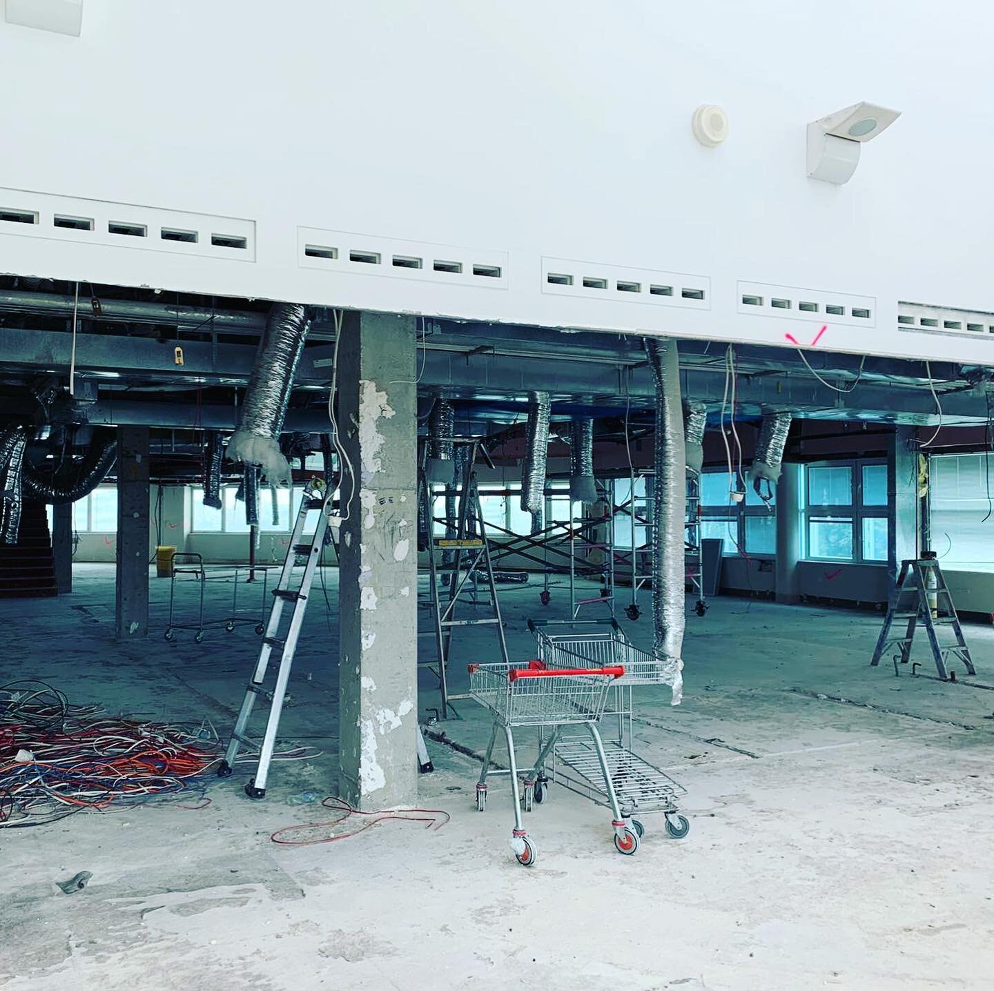 Same floor but one week with Dynamic Demolition and it&rsquo;s been completely stripped out walls and all 💥
.
.
.
.
.
.
.

 #renovation #reno#castlehill #castlehilldaysurgery #hospitalrenovation #commercialdemolition #renovationproject #renovations 