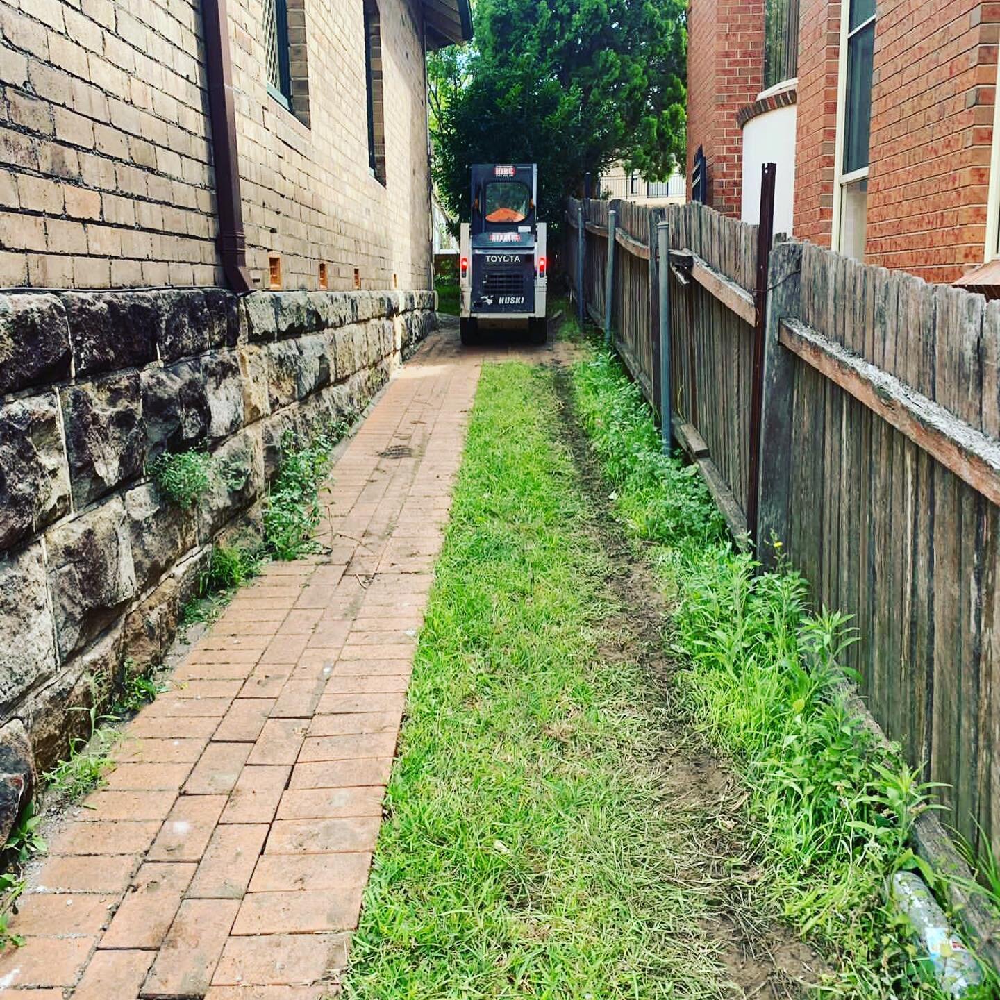 Tight access at today&rsquo;s job but we made it work with two machines ‼️

Thank you to the guys at @sydneymachineryhire for the best tight access machines 🚜
.
.
.
.
.
.

 #sydneymachineryhire #sydneymachinery #tightaccessexcavation ⠀⠀⠀⠀⠀⠀⠀⠀⠀⠀⠀⠀
#r