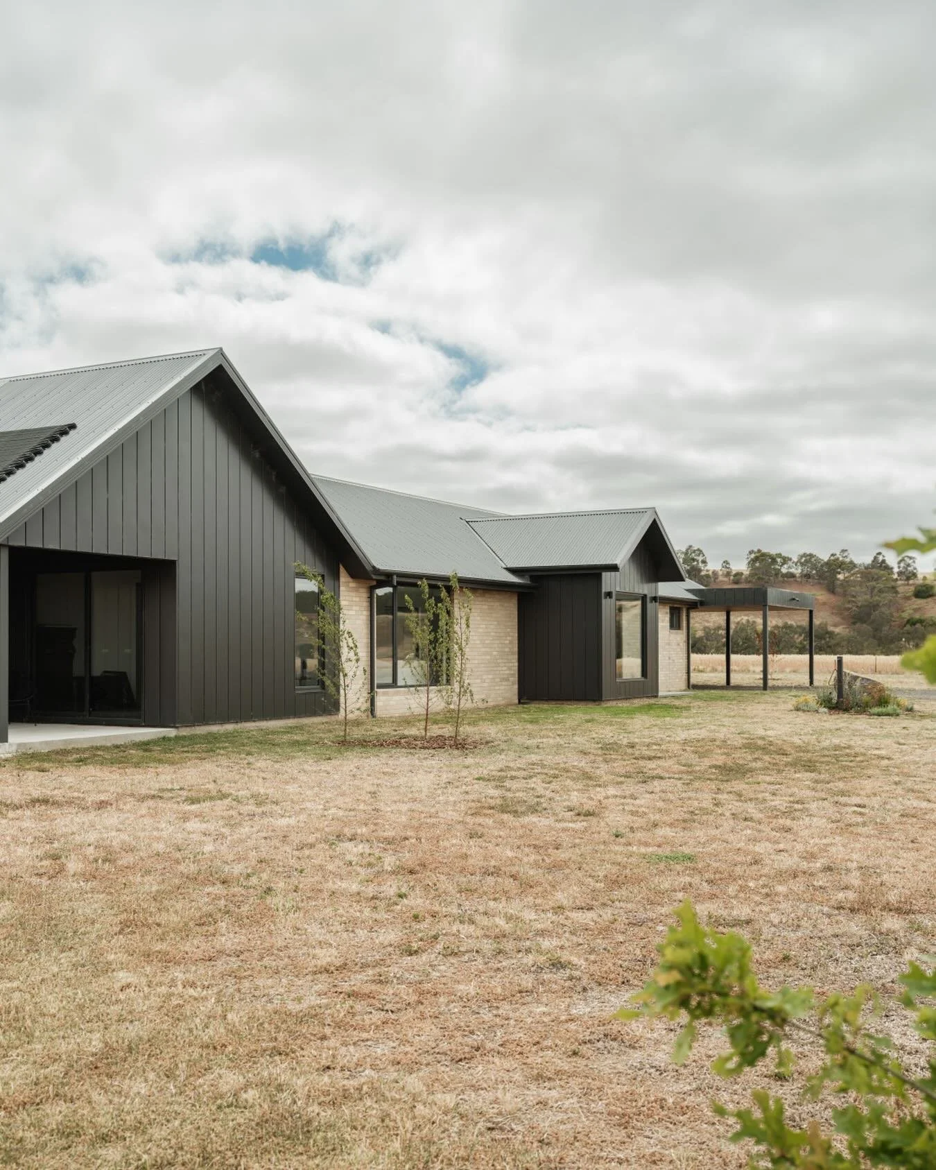 Murgheboluc farm - carefully designed to enhance its breathtaking surroundings with a style that's both resilient and welcoming @atla_constructions @nicstephensphotography
