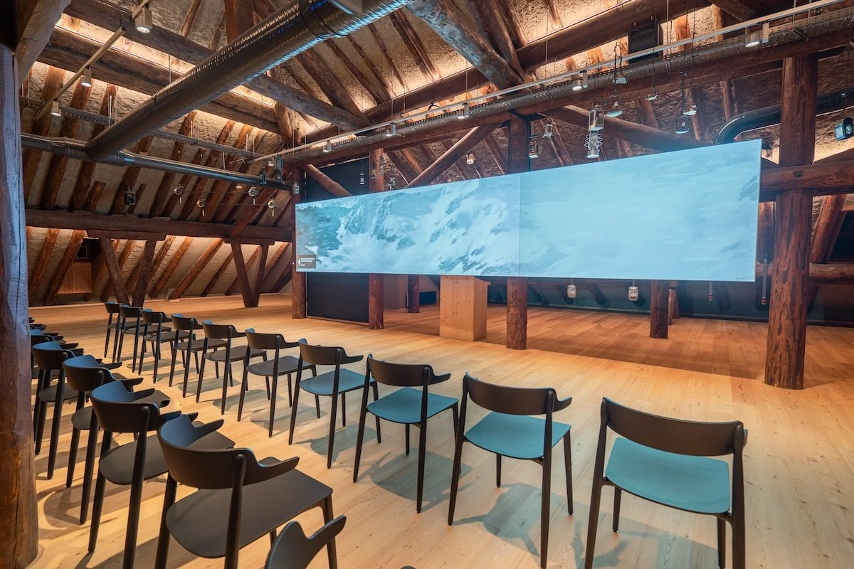 Indirektes LED-Licht zeigt Balkenlage im Museum