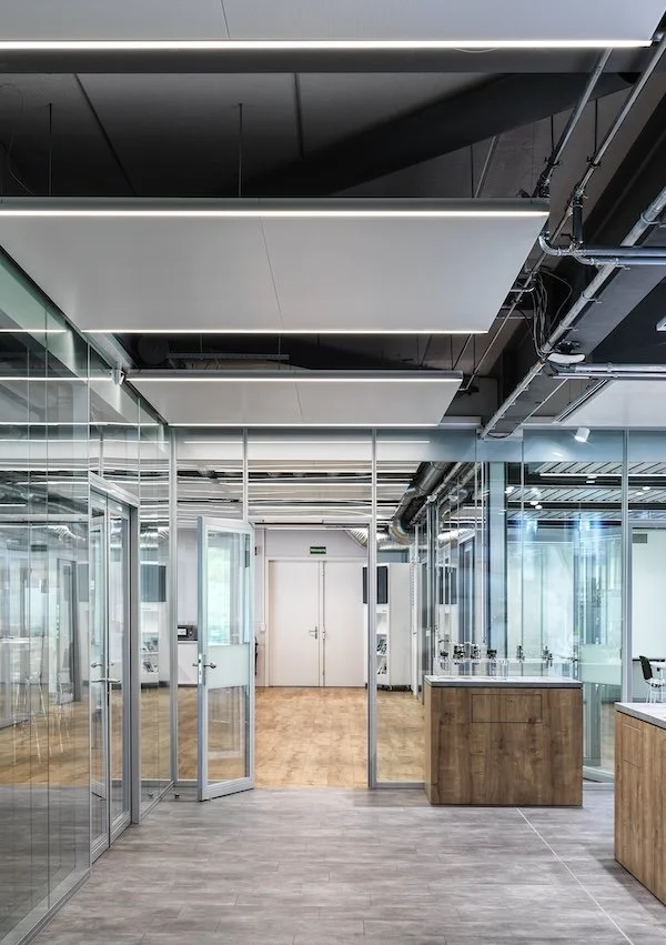 Lineare Lichtlösung. Massanfertigung, passend zu den Heiz-Kühldecken