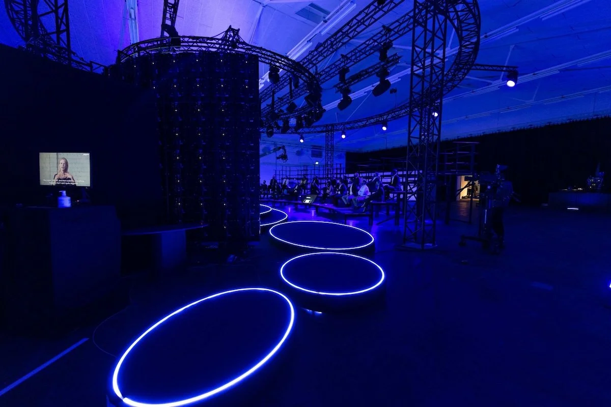 RGBW NeonFlex von Lichterloh. Blau leuchtend währen einem Event der Baloise Basel