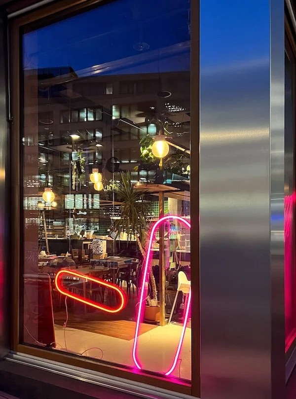 Pizza Love in der Europaallee in Zürich am Bahnhof. LED RGBW NeonFlex von Lichterloh.