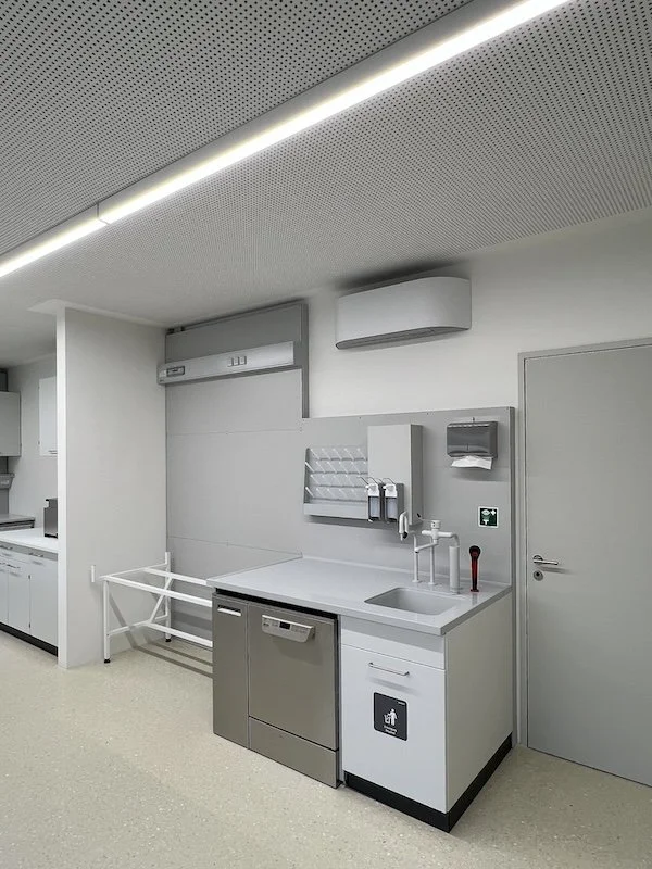 r Laborbau mit hellem Licht und effizienter Schallabsorption.