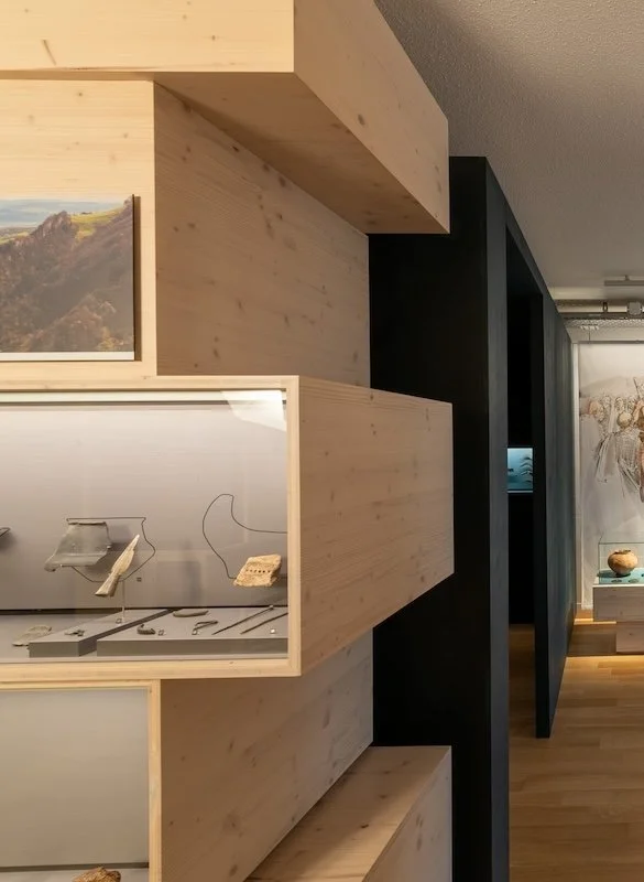 Lineare LED-Leuchten beleuchten Exponate im Museum