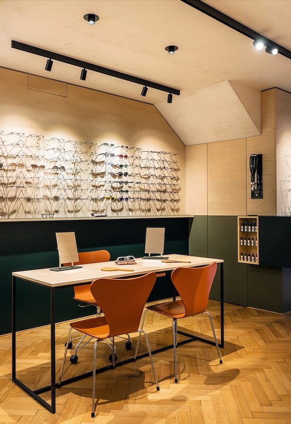 Optiker Geschäft in Basel am Rümelinsplatz, 48V Stromschiene, schwarz mit Spots