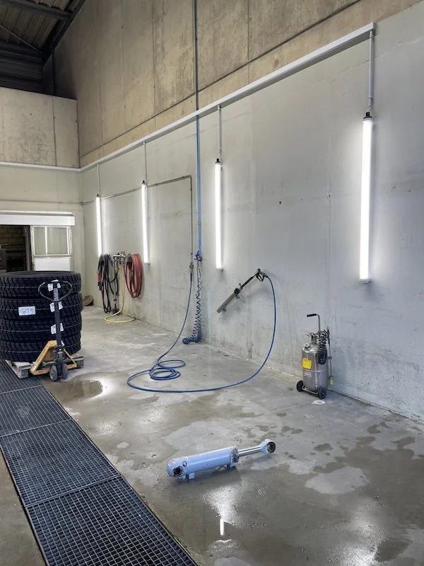 Waschstrasse mit Planox Nassleuchten von RZB, Industrie Hallenbeluchtung