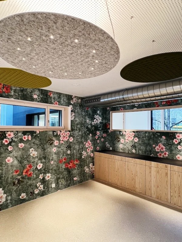 Ein moderner Büroanbau mit beeindruckender Architektur, hellem Licht und effizienter Schallabsorption.