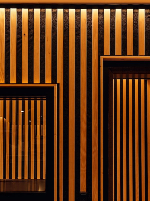 Akustikwand mit TunableWhite LED Beleuchtung, Detail der Akustikabsorber, Schalldämmung, Zebra Studios Basel