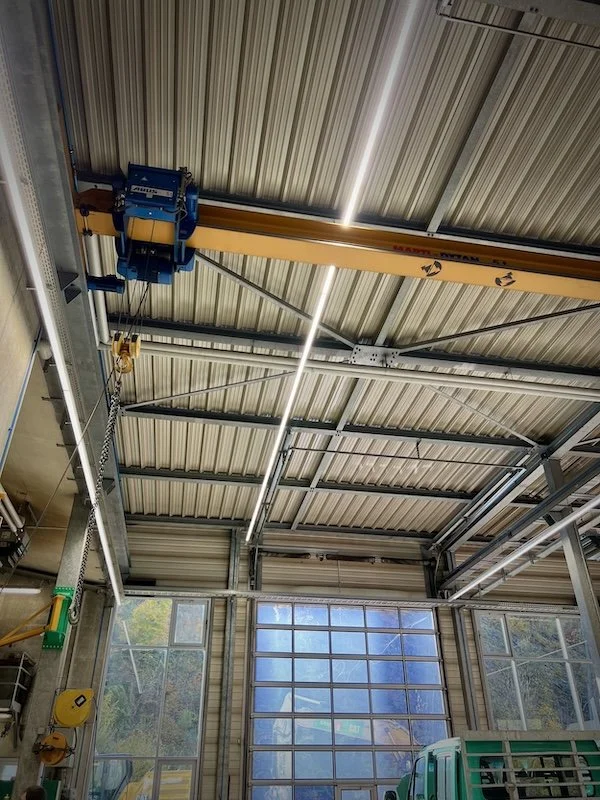 Werkhof der mit Linearem Linedo Lichtband von RZB, Industrie Hallenbeluchtung Gysin Tiefbau AG in Hölstein