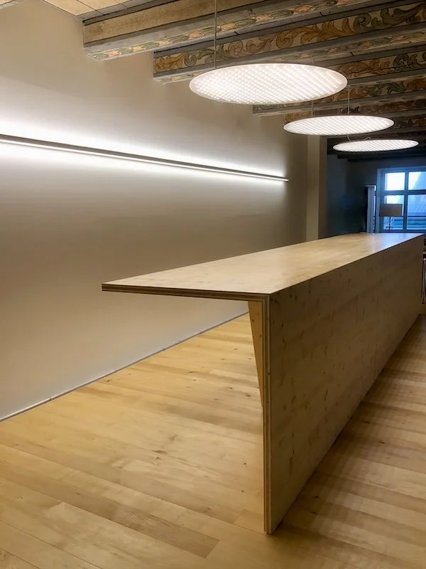 Seminarraum der Krafft Gruppe. Nimbus Project R Pendelleuchte.