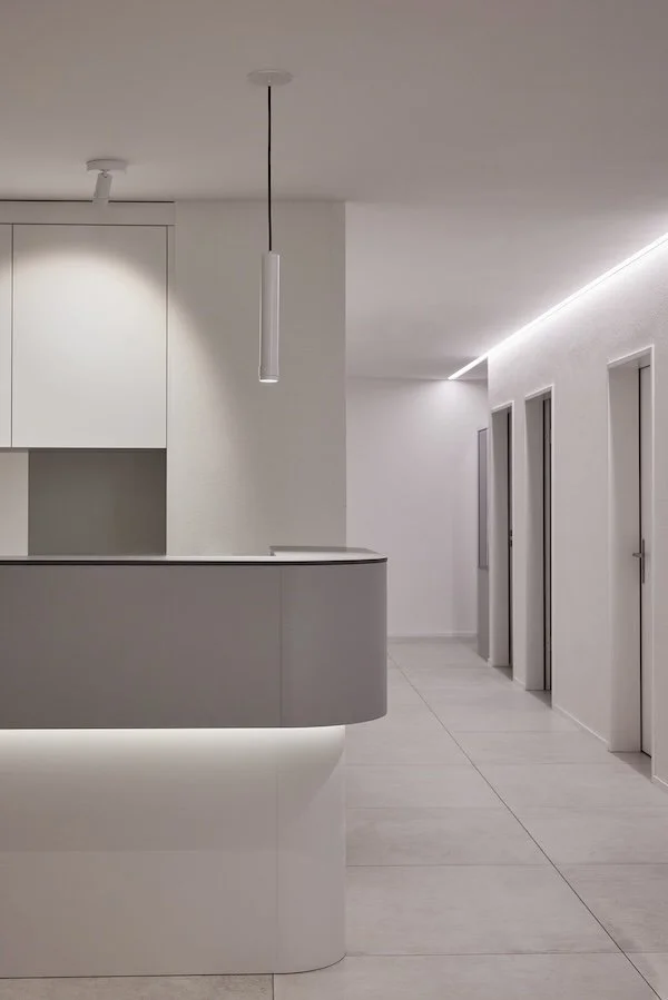 40x40mm lineares LED-Profil, angefertigt und geplant von Lichterloh gmbh, Ribag Vertico Pendelleuchte in weiss