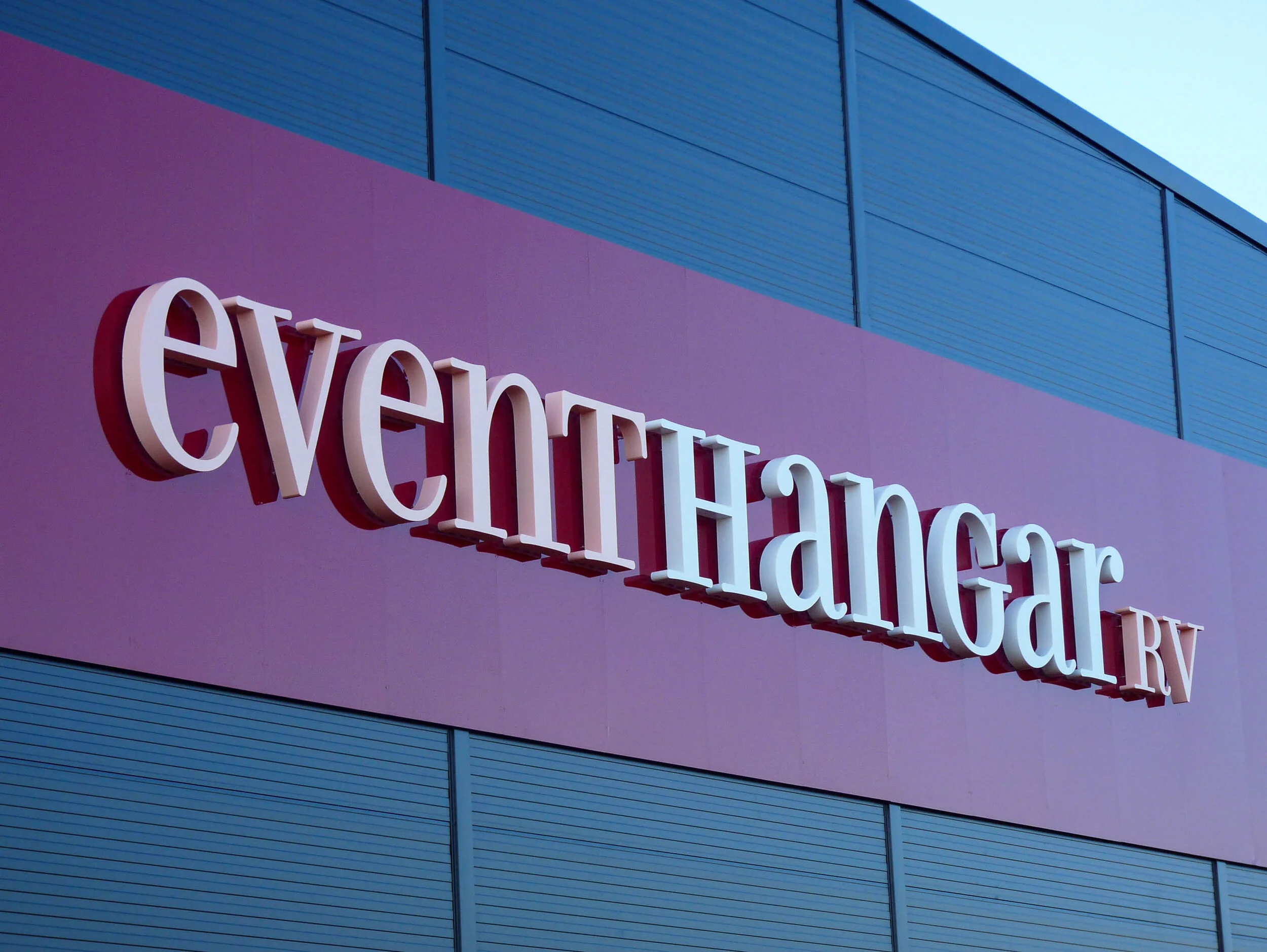 Branddesign & Corporate Design - Gebäudebranding, 3D Buchstaben, Firmenschild