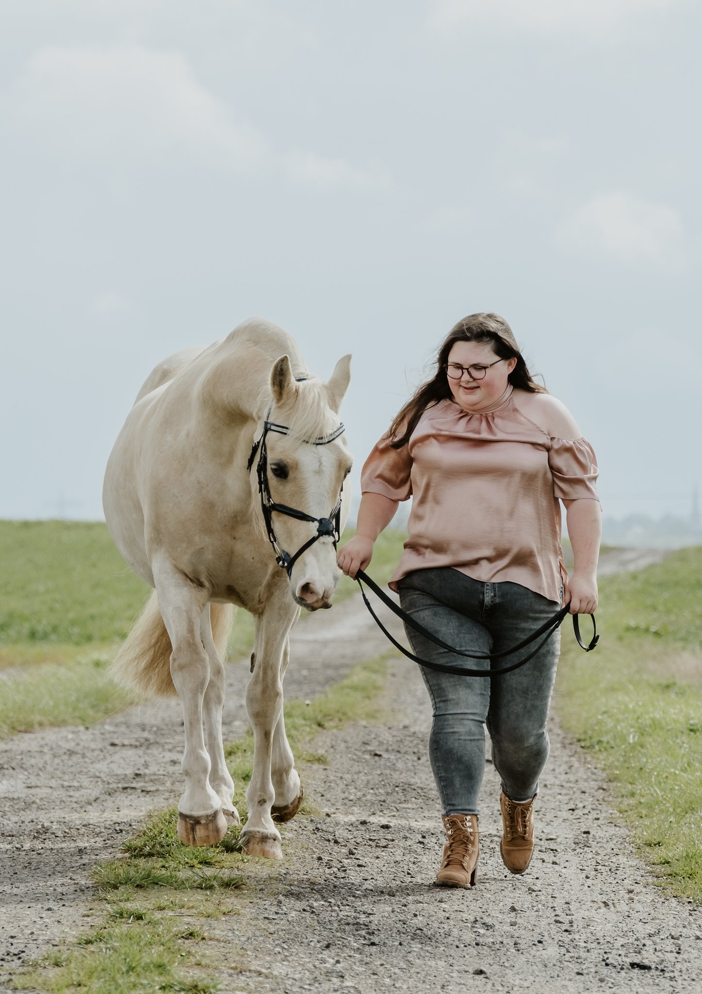 Relaxed countryside equine photography session in Derbyshire