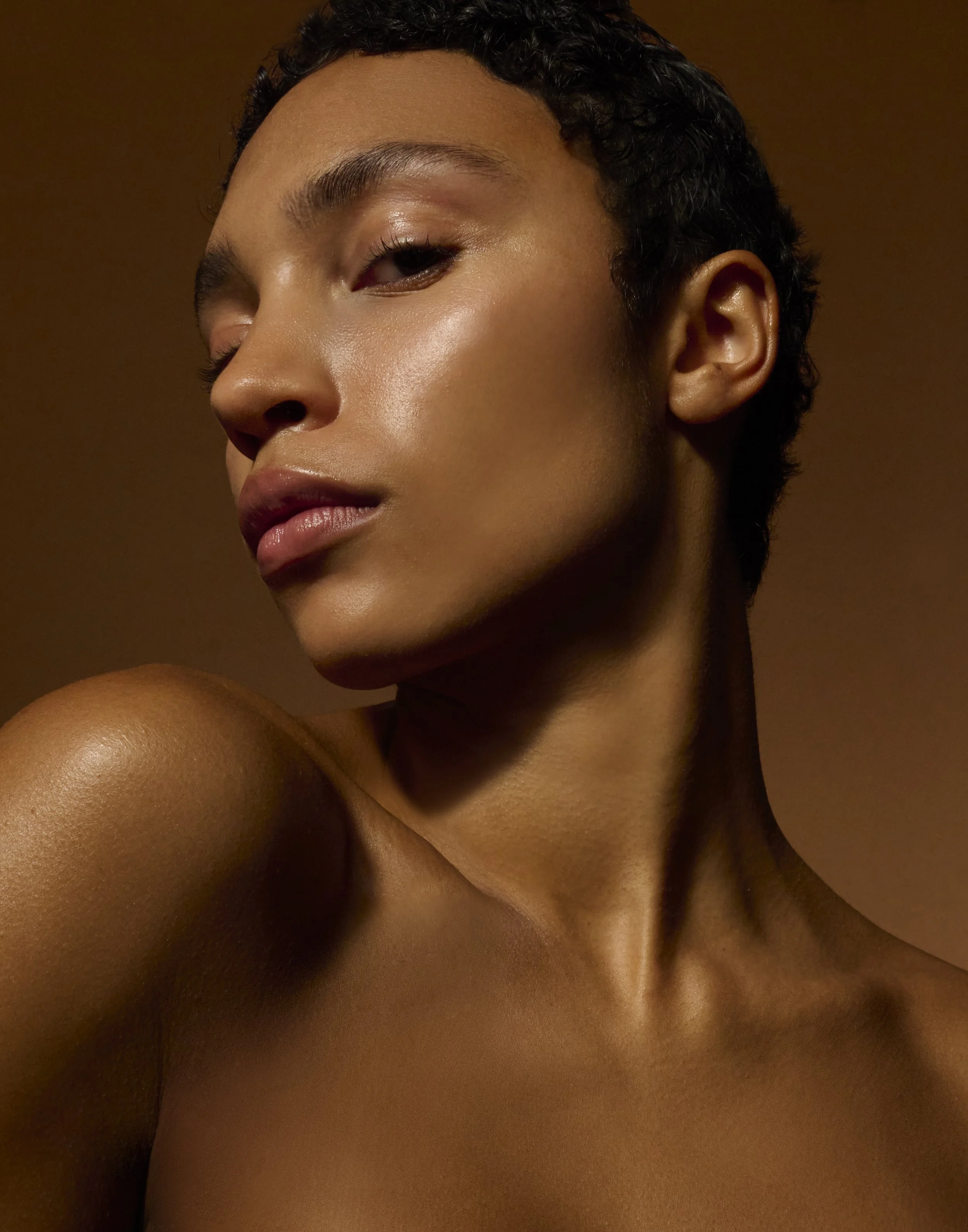Angela Shippen is a beauty makeup artist based in San Francisco and available worldwide for beauty campaigns, skincare campaigns, cosmetics advertising, e-commerce, commercial photography, video production, and luxury brand content. Specializing in m