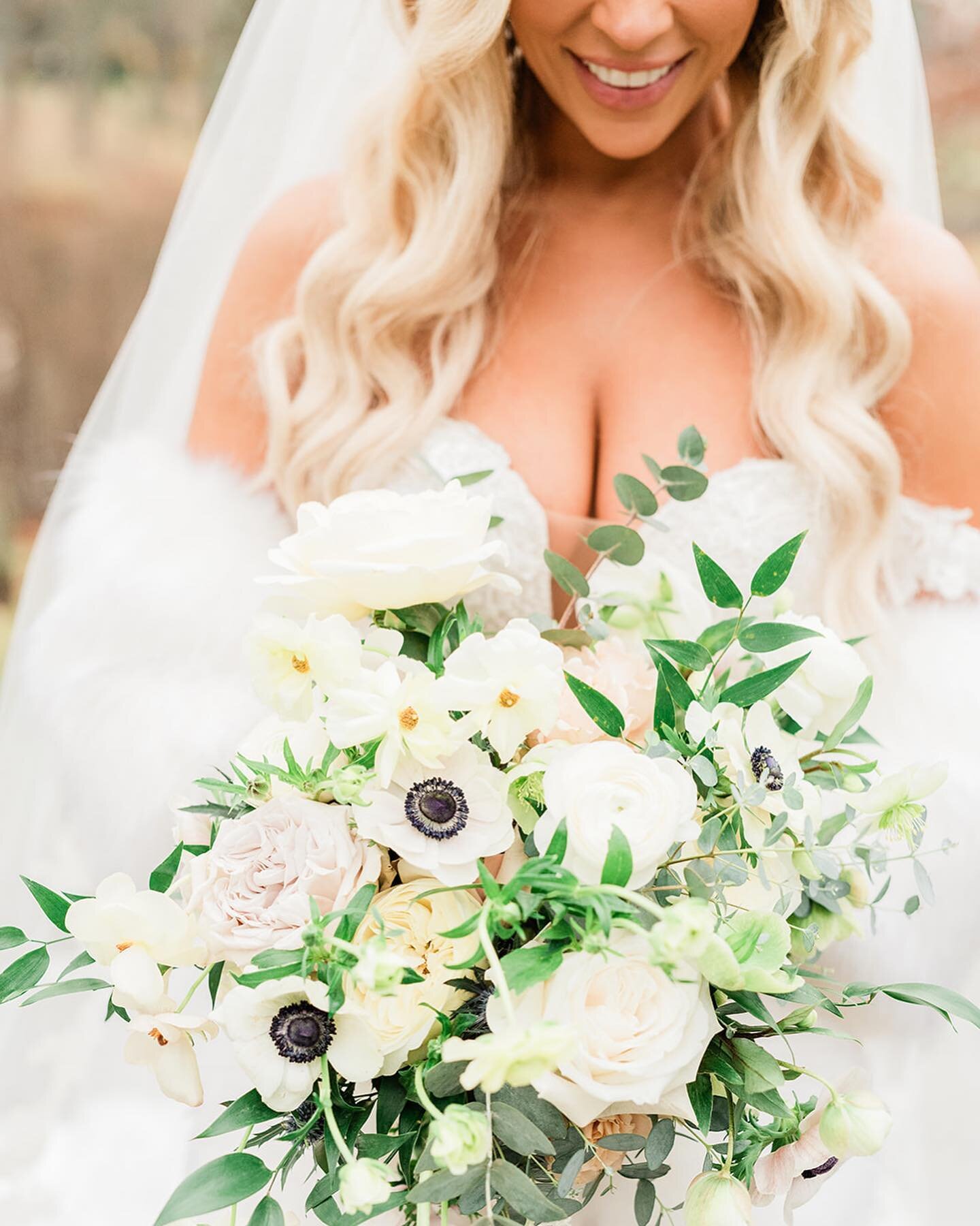 A love like a bride and her bouquet 💫

🤩📸 @jenniferlarsenphoto