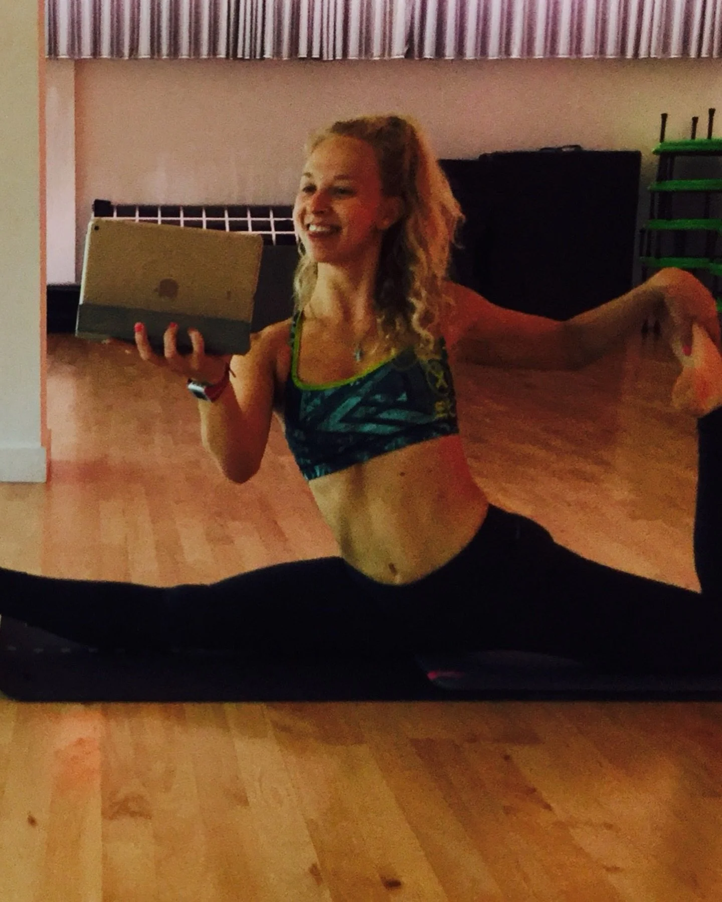 2016!! ✨ The year of taking photos with iPads, splits, A LOT of yoga and trying to work out what the heck I was doing&hellip;

Not much has changed really 😉

#2016 #2026isthenew2016