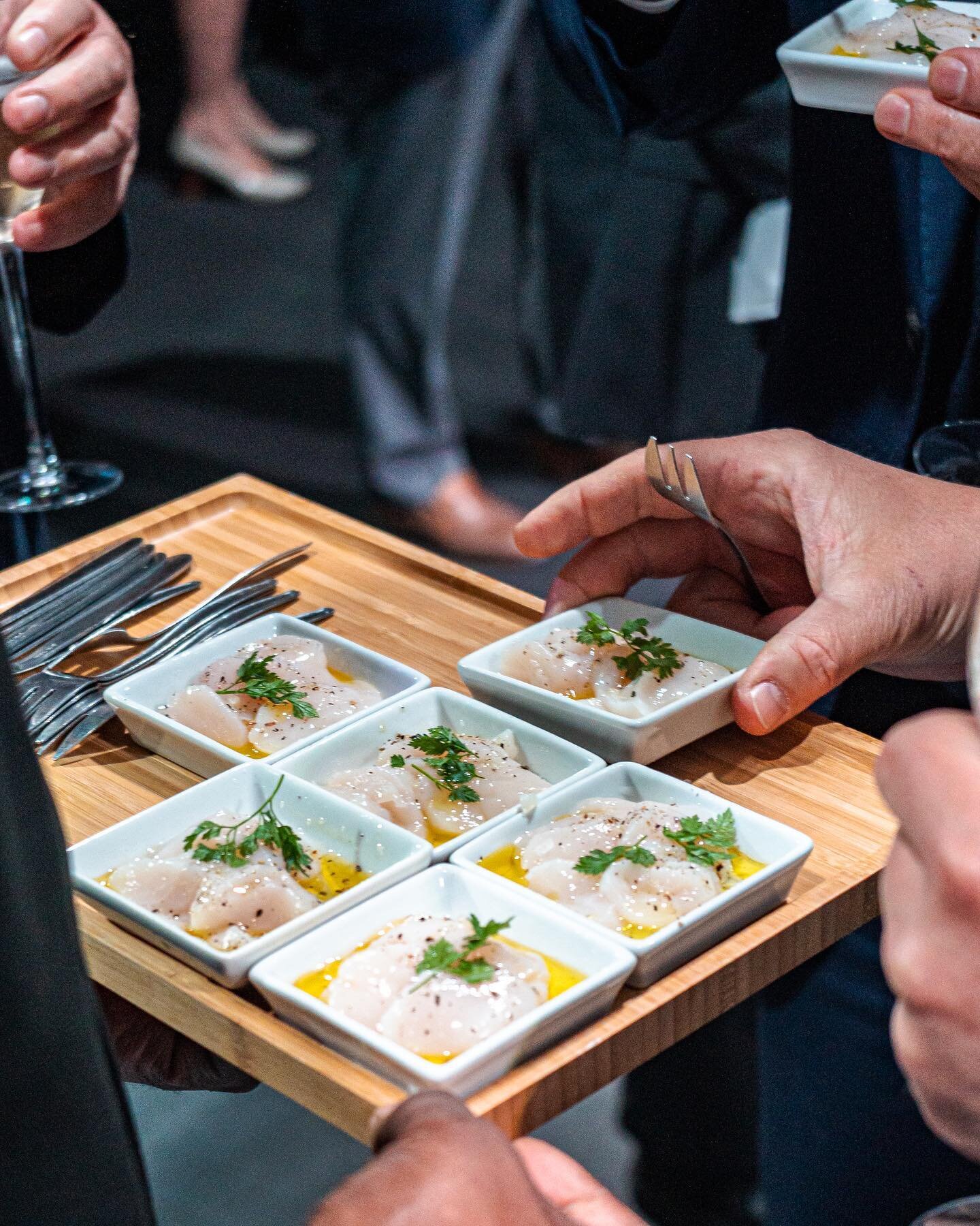 🍬 Bonbons de saison&hellip;Carpaccio minute de noix de Saint-Jacques, huile de truffe et citron vert 
#Maillard #Maillardparis #Artisantraiteur #Traiteurparis #Produitsfrais #Catering #Gastronomie #Yummy #Instafood #traiteur #traiteurentreprise #cui