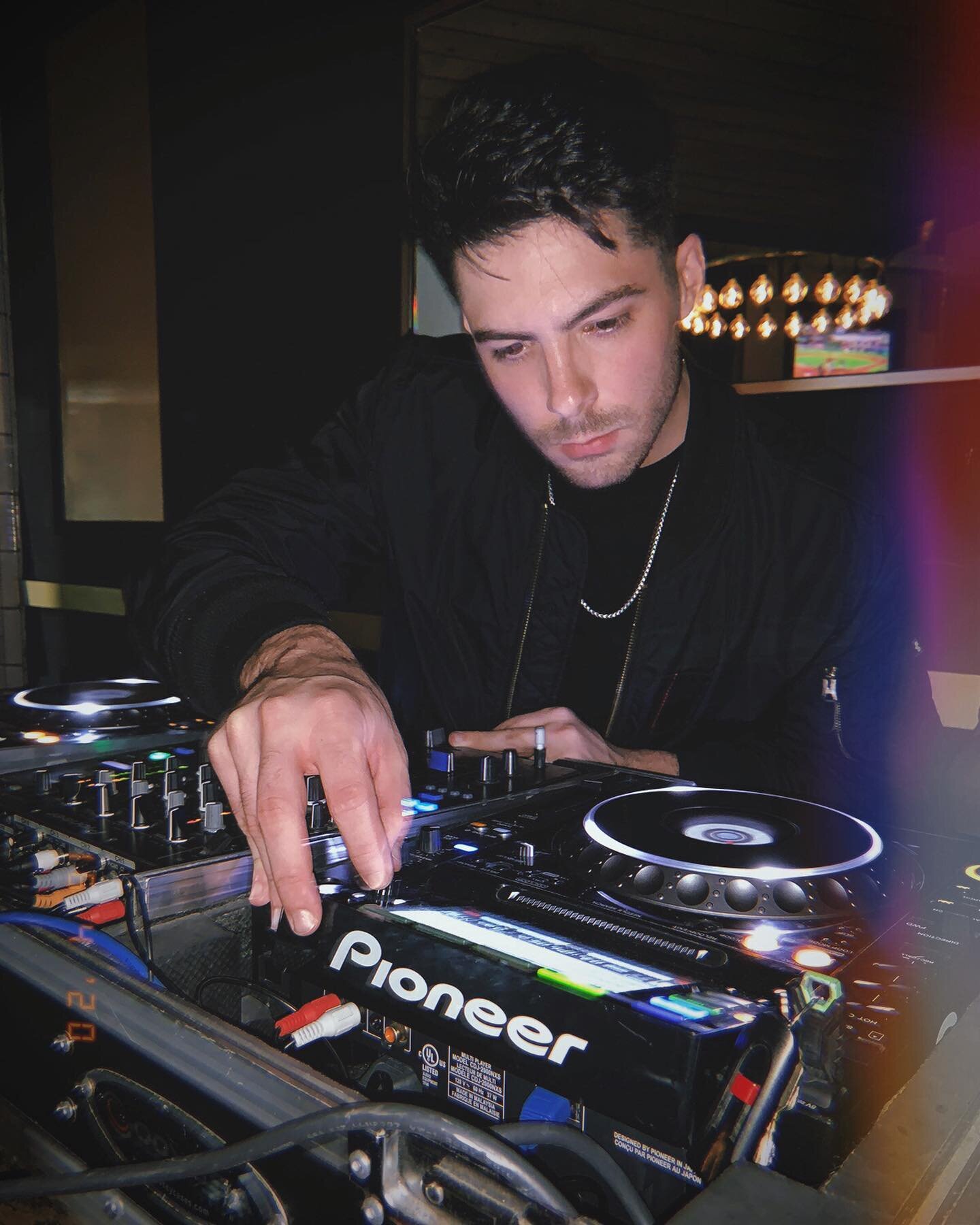 1, 2, 3, 4; I fill the dance floor. 5, 6, 7, 8; no one else can relate 🤷🏻&zwj;♂️🤟🏻
-
New mix, hit that link (in bio)
-
#djericjames
#starmaker