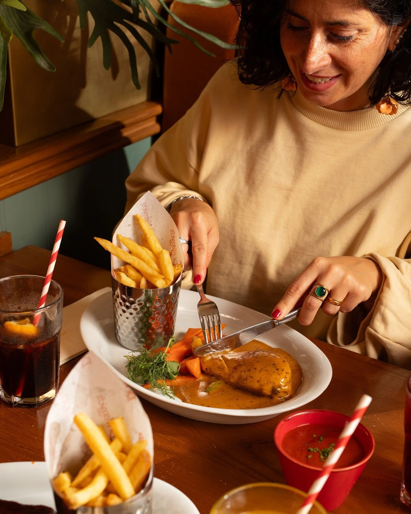 🍗 Roasted Chicken Perfection!
Tender roasted breast of chicken smothered in a creamy cracked peppercorn sauce 😍
Served with your choice of classic fries or rosemary roast potatoes &ndash; comfort on a plate!

✨ Pop in to Di Maggio&rsquo;s and satis