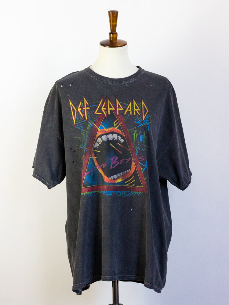 Outfitters Def Leppard Love Bites T-Shirt / one size —Shapes and Feelings Winnipeg Consignment