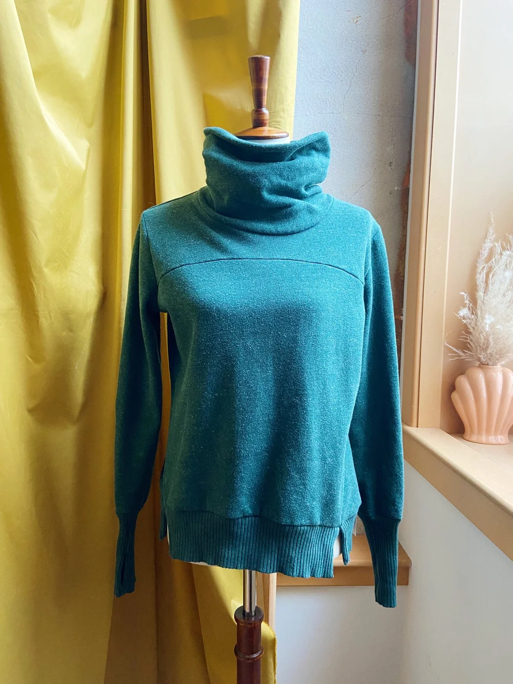 ALO Yoga Funnel Neck Sweatshirt small Shapes and Feelings Winnipeg Consignment