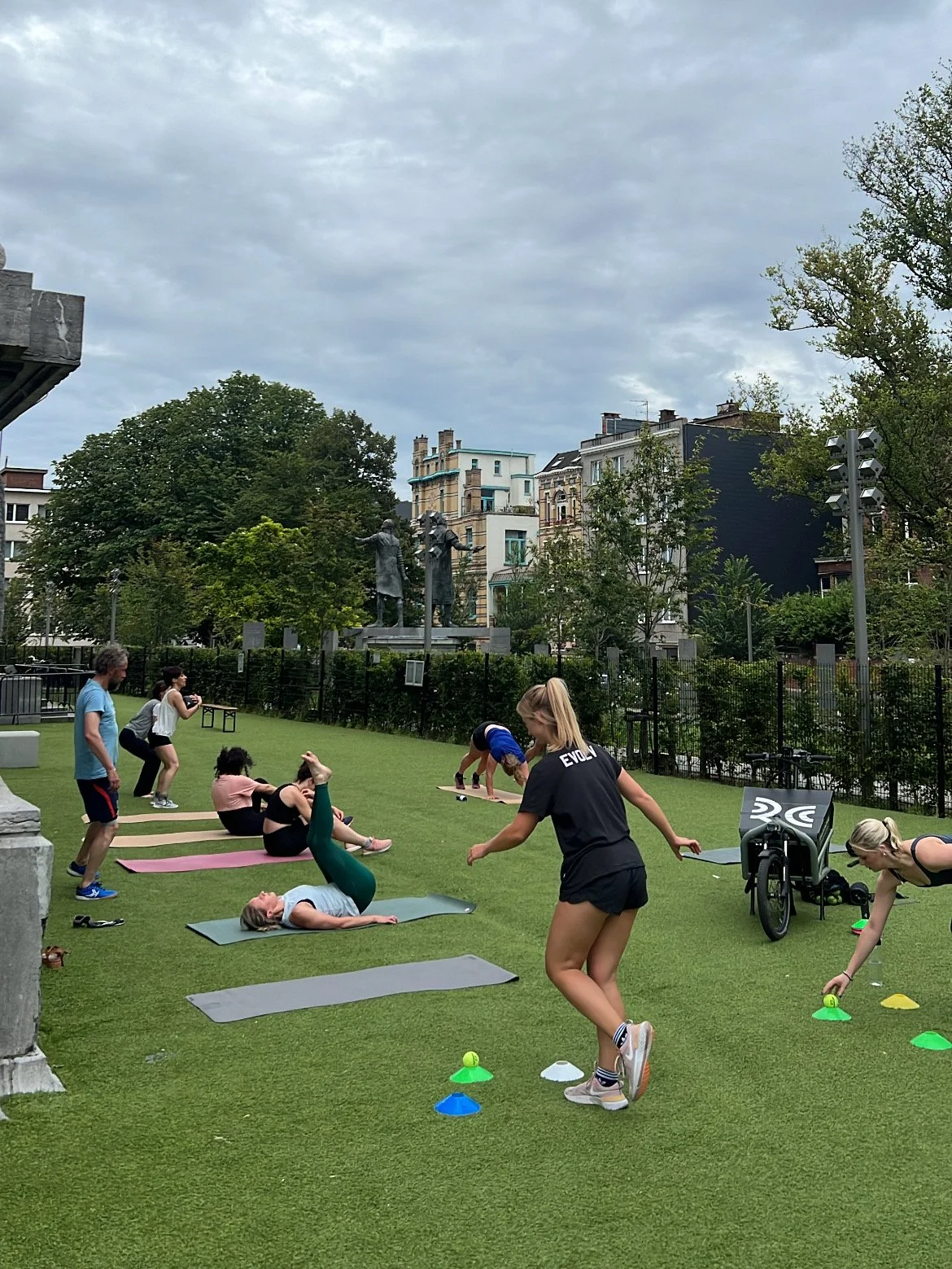 Sporten mensen buiten aan het KMSKA
