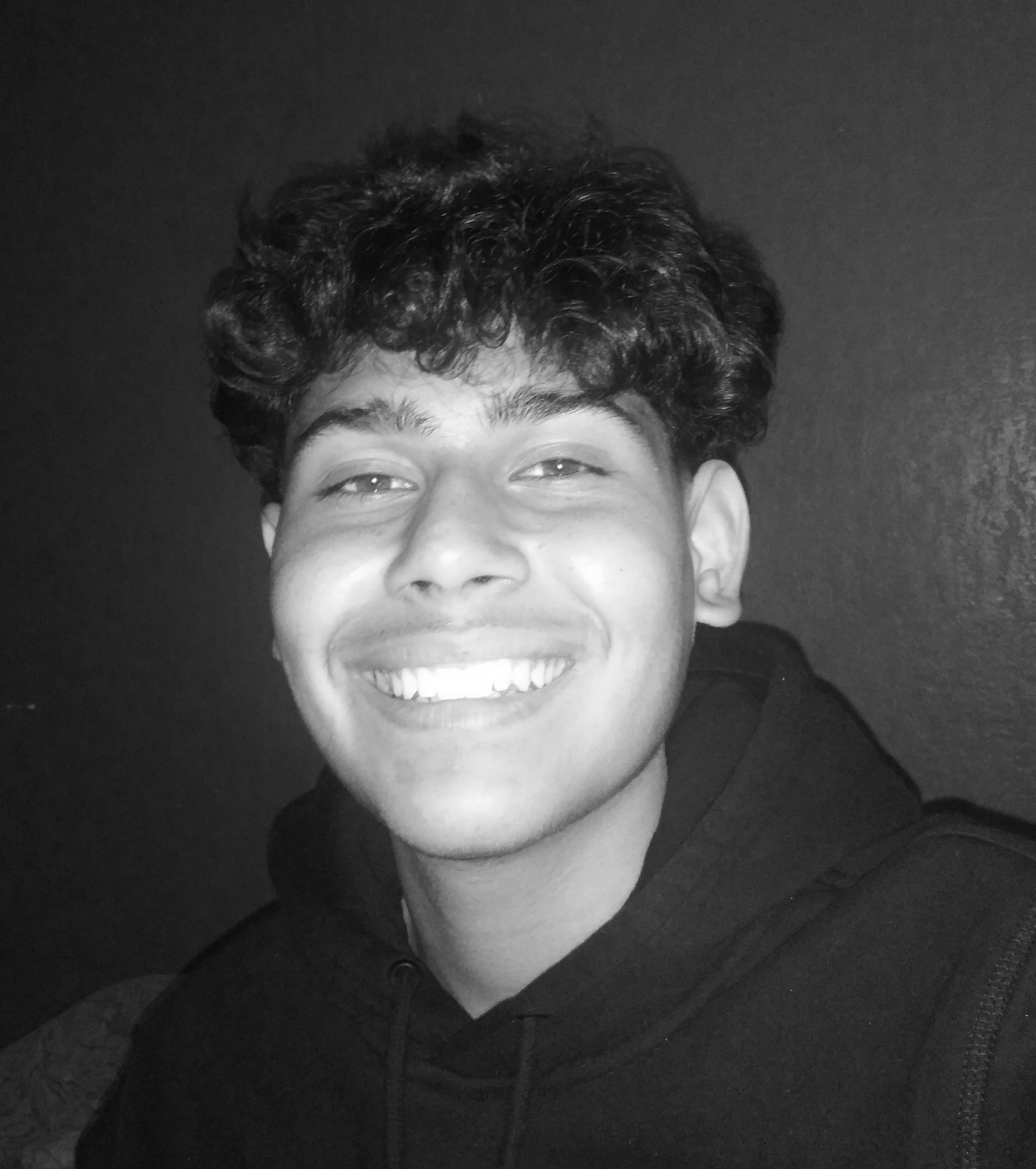 Moises Pena Headshot.jpg
