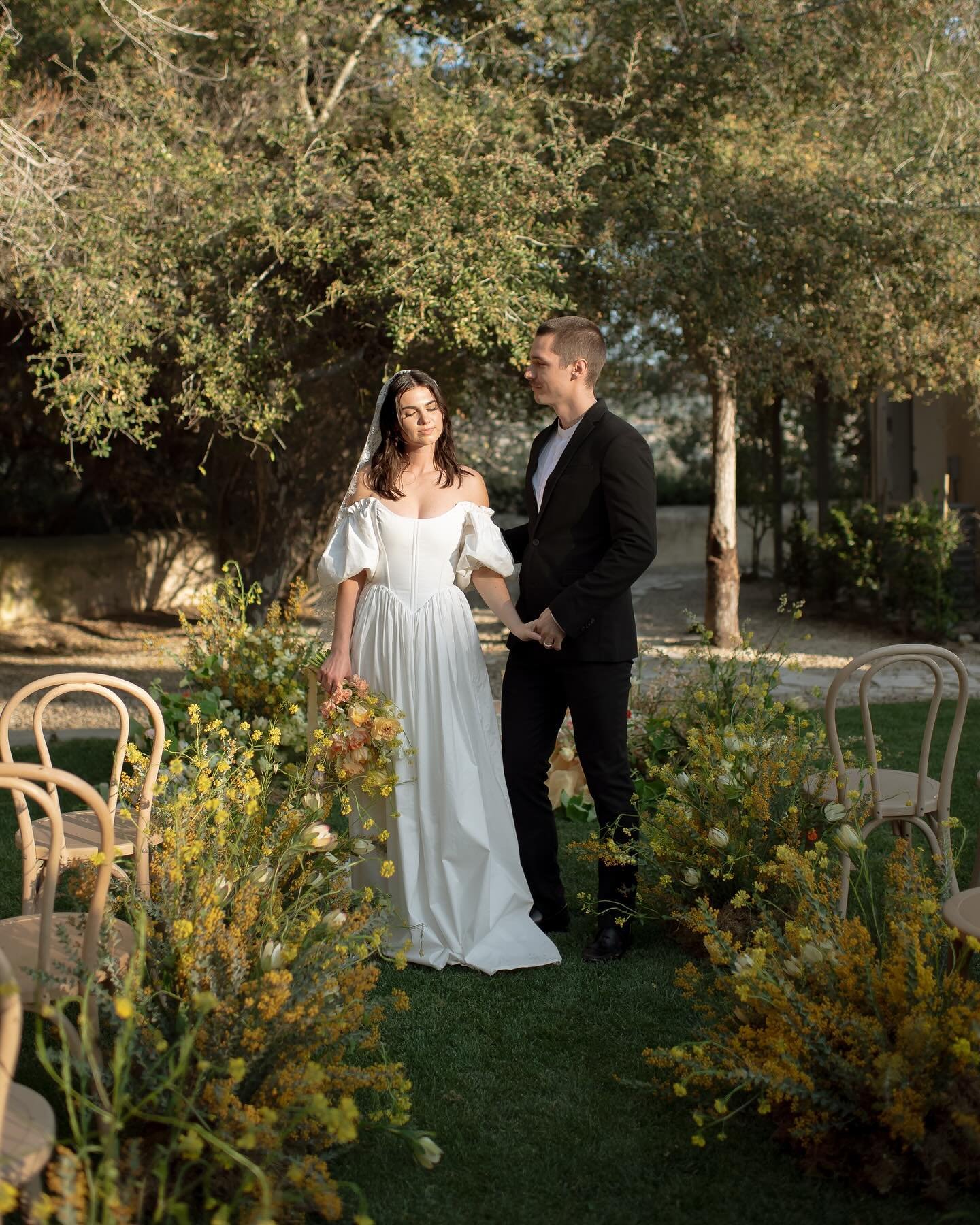 a wedding ceremony of our dreams with Abigail + Kieran 🌼✨
.
.
.
.
Host &amp; Design:@comegather.co
Florist: @daisydaisyflorals
Venue: @maisondesoliviersevents
Gown: @fayegownrentals
Models: @abigail.paris +@kierxnmcguire
Cake: @laforettbakehouse
Ban