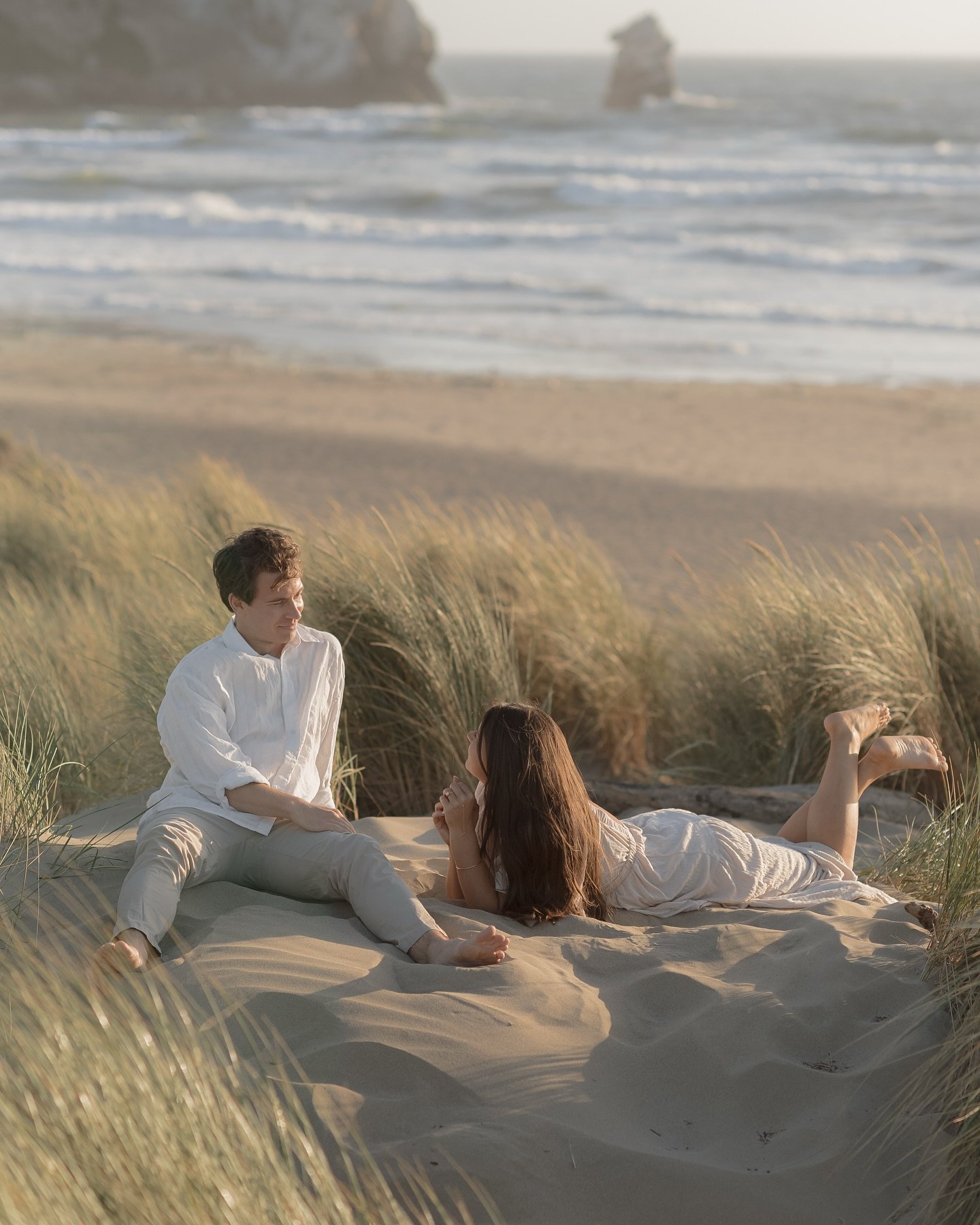 The sunshine, sea breeze and salty kisses 🌾🌙 the perfect evening for Amelia &amp; Tyler&rsquo;s engagements
.
.
.
.
.
.
.
.
#sanluisobispophotographer #sanluisobispoengagement #sloweddings #sloweddingphotographer #beachengagement San Luis Obispo En