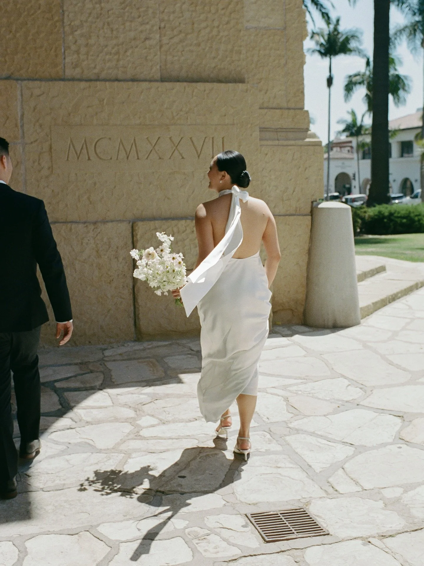 Such a happy day for Jenny &amp; Andrew! We loved running around the courthouse with these freshly-married two 🤎🕊️
.
.
.
.
.
.
.
.
#santabarbarawedding #santabarbaraelopement #santabarbarastyle #santabarbaraelopementphotographer #santabarbaraweddin