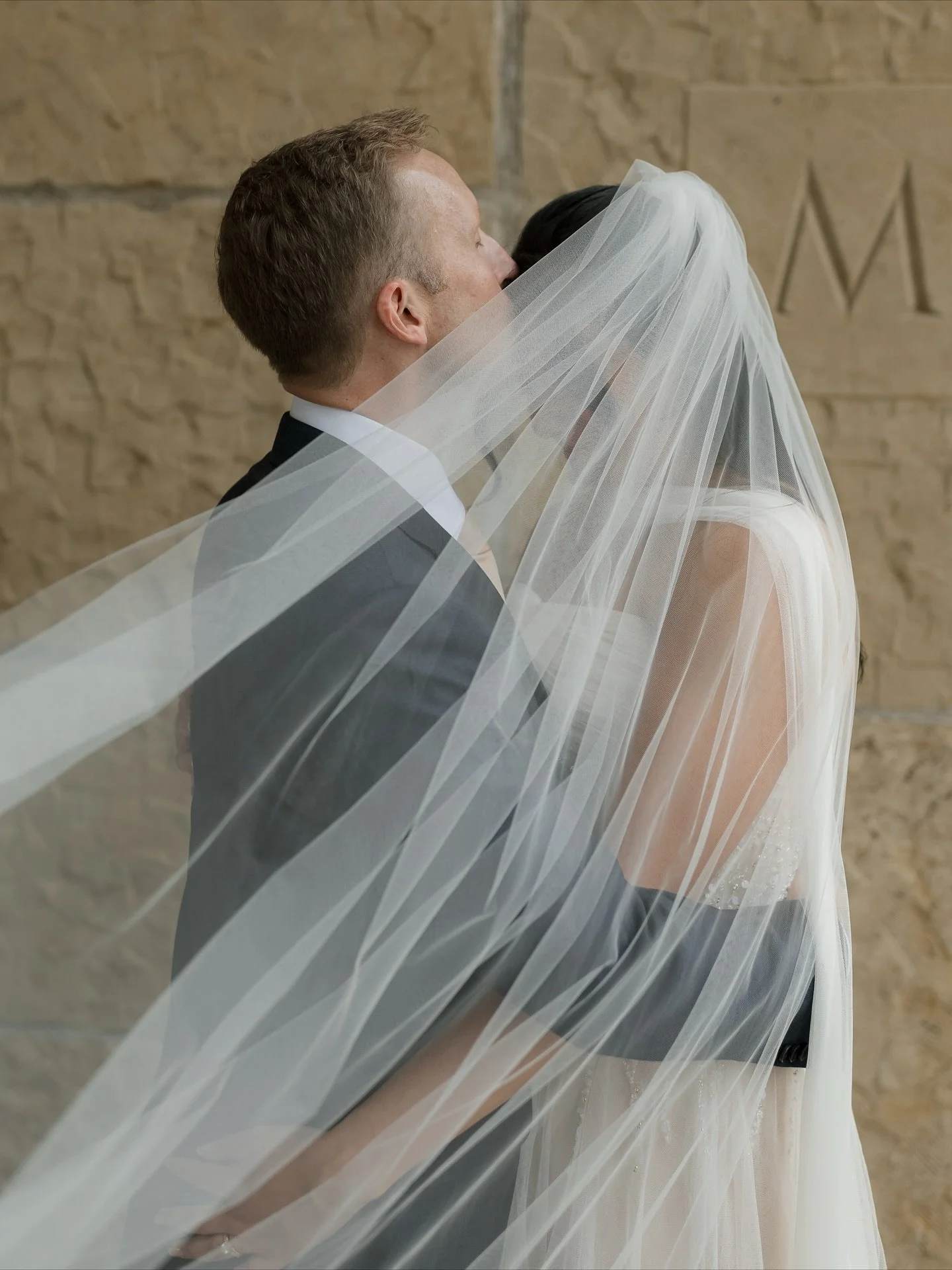 The veil, our favorite accessory 🕊️
.
.
.
.
.
.
.
.
#santabarbaraweddingphotographer #santabarbarawedding #californiawedding #californiaweddingphotographer #santabarbaracourthouse #filmphotographer Santa Barbara Wedding Photographer